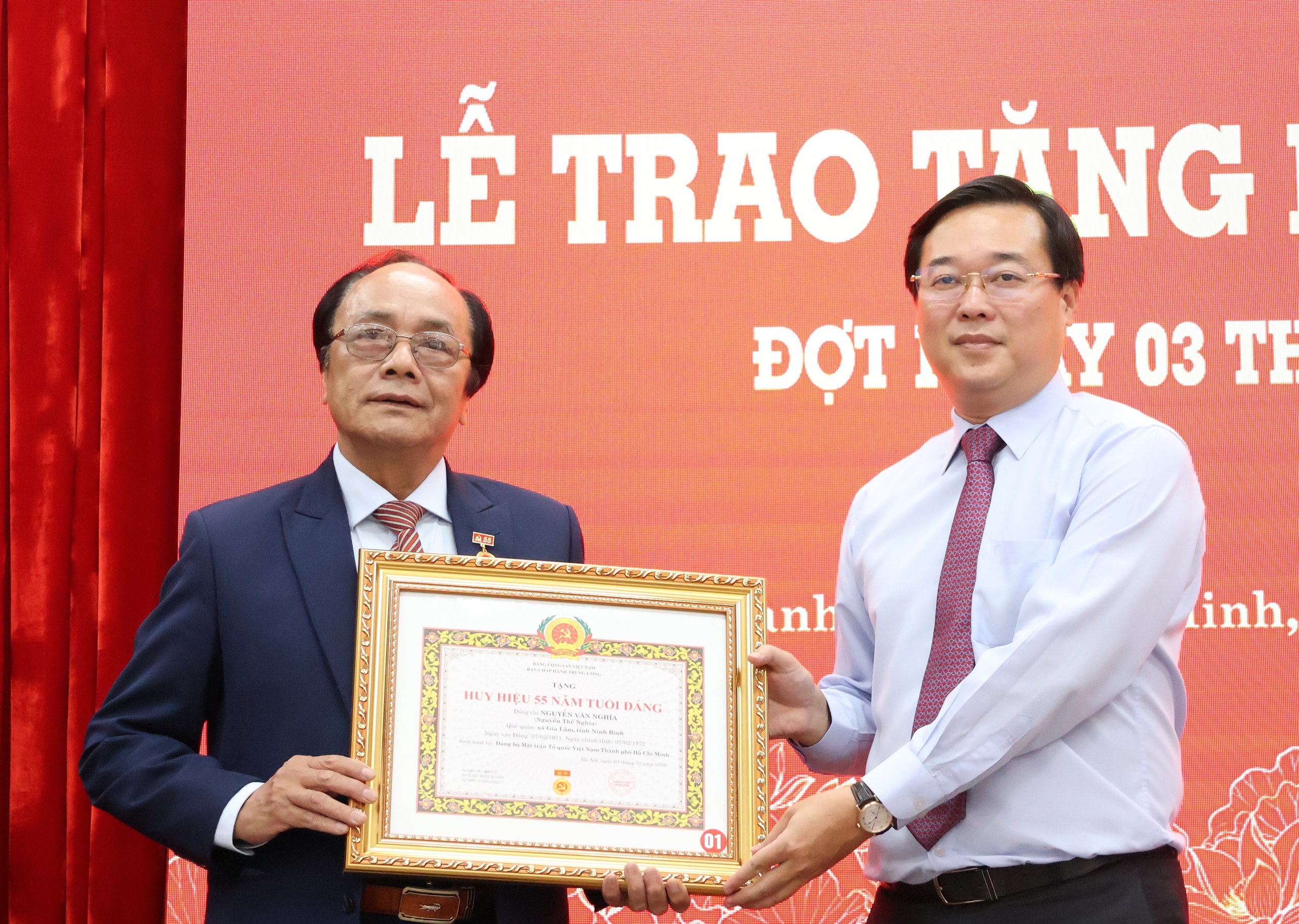 Đảng ủy các cơ quan Đảng TPHCM trao Huy hiệu Đảng cho 23 đảng viên năm 2026 - Ảnh 2.