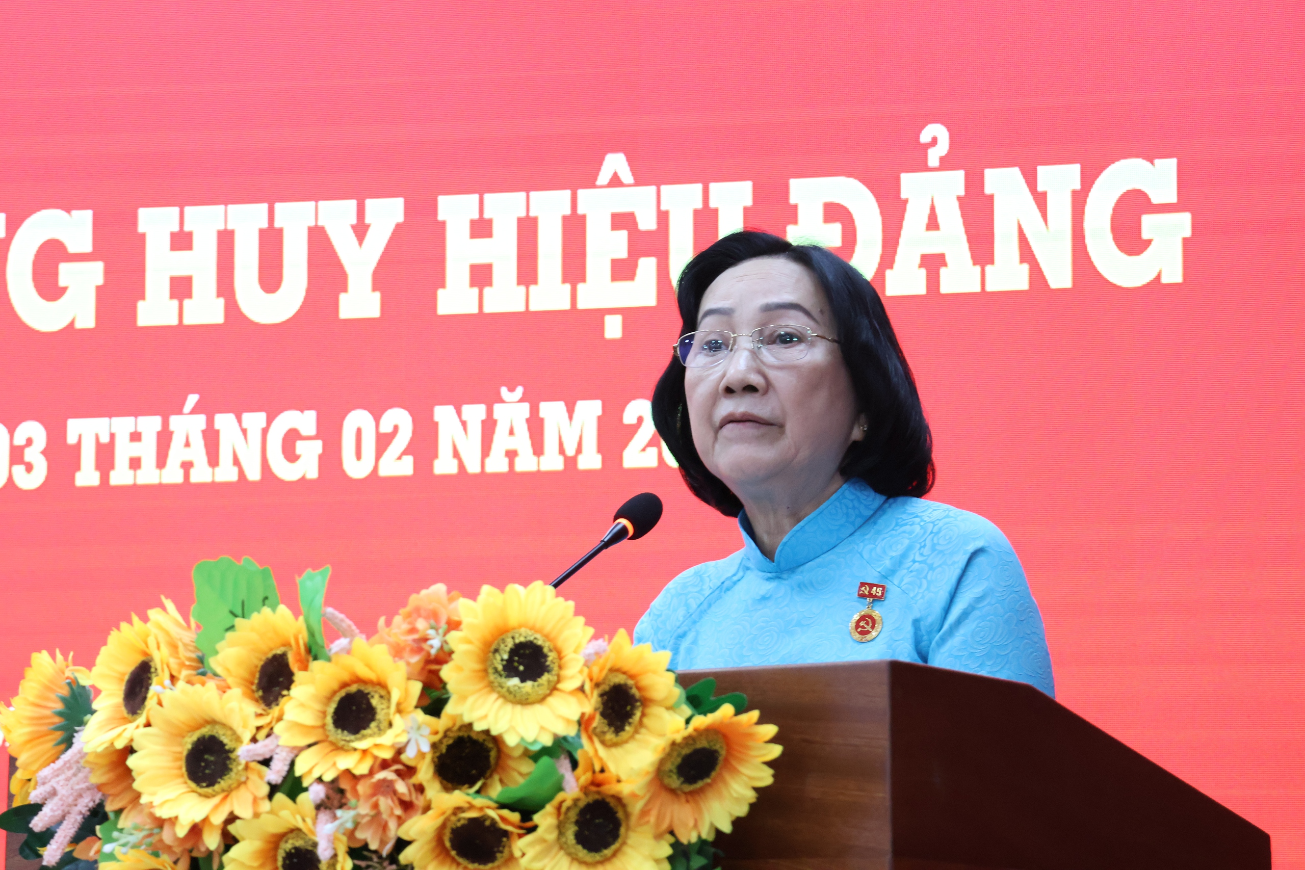 Đảng ủy các cơ quan Đảng TPHCM trao Huy hiệu Đảng cho 23 đảng viên năm 2026 - Ảnh 5.