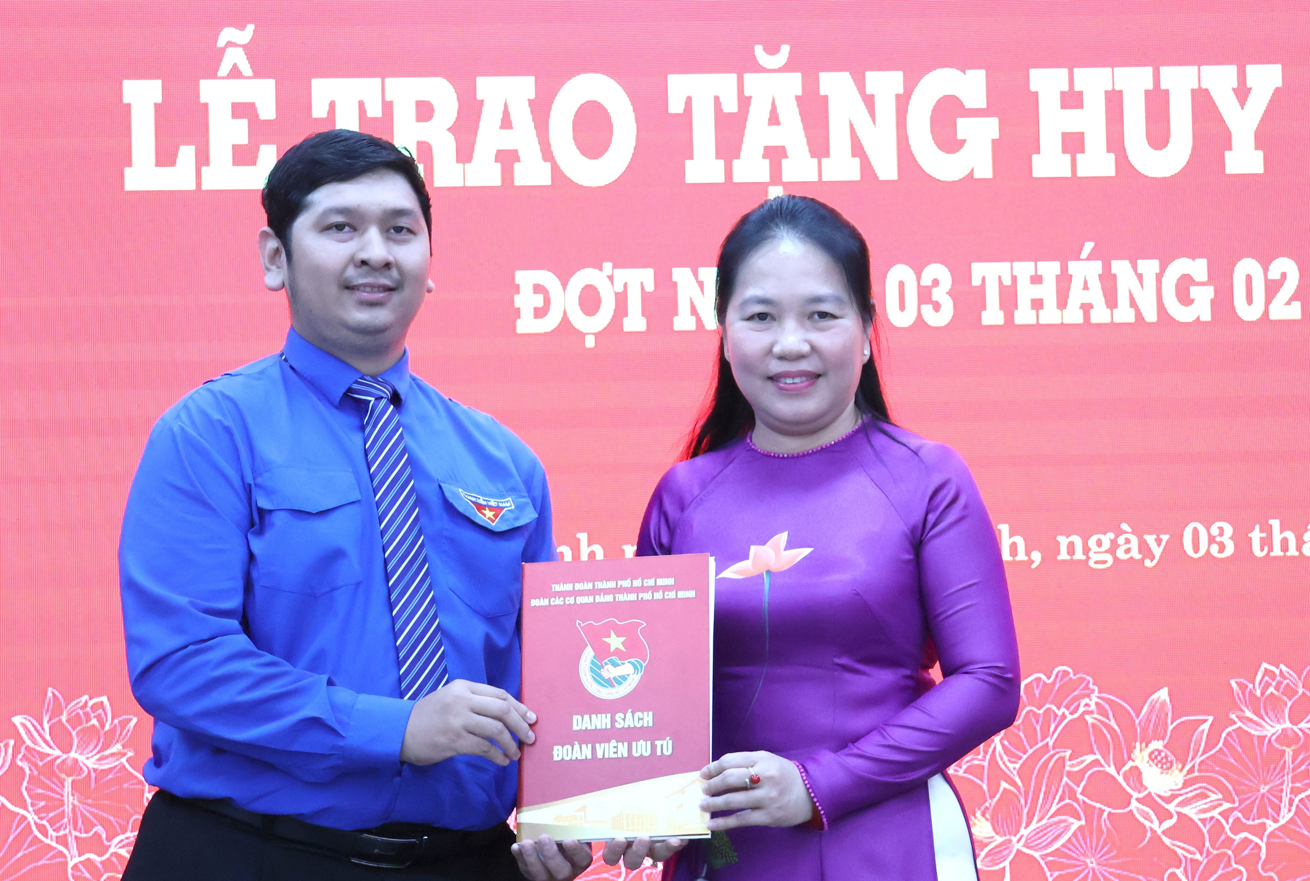 Đảng ủy các cơ quan Đảng TPHCM trao Huy hiệu Đảng cho 23 đảng viên năm 2026 - Ảnh 11.