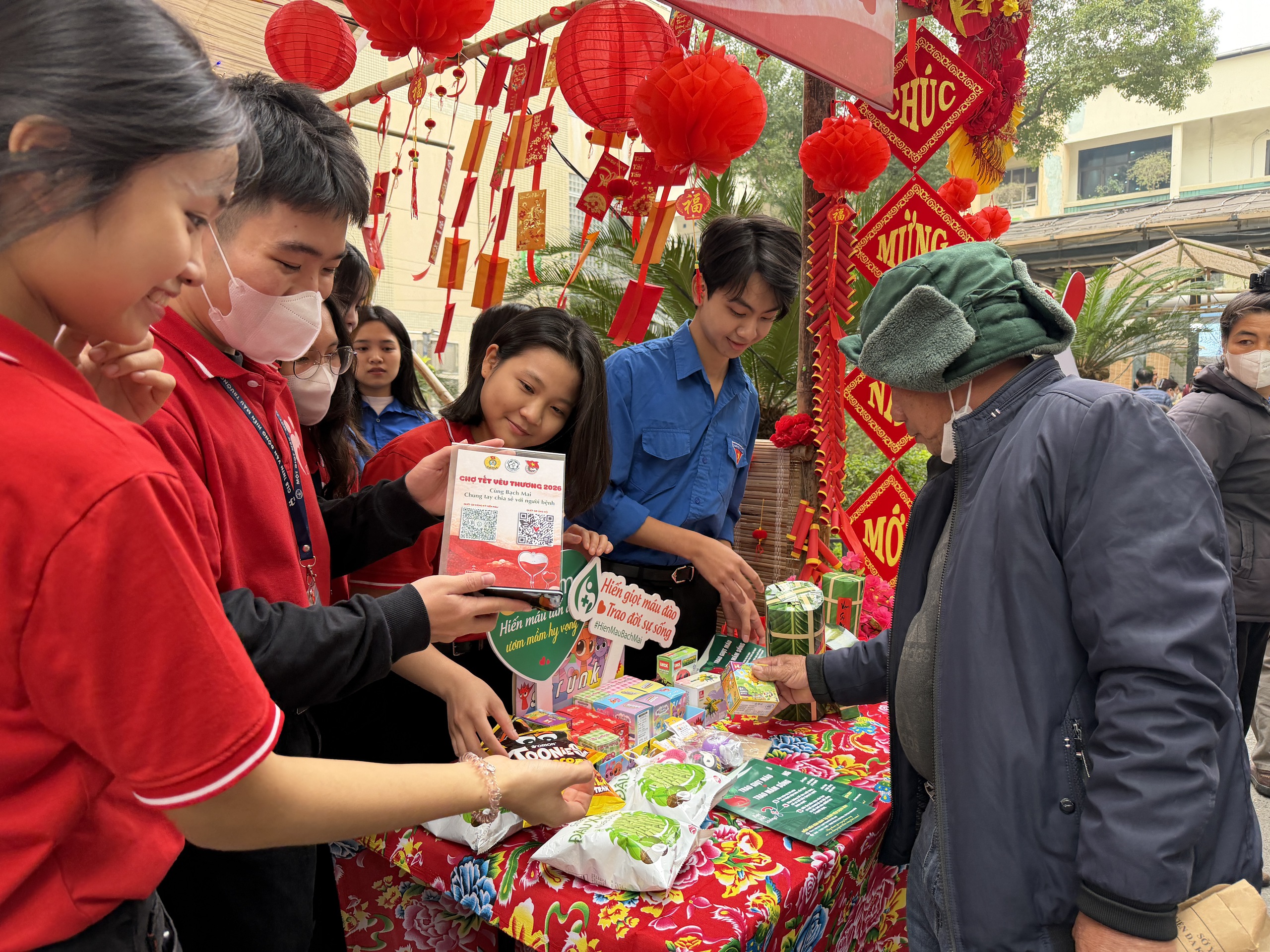 Chăm lo Tết cho bệnh nhân khó khăn - Ảnh 2.
