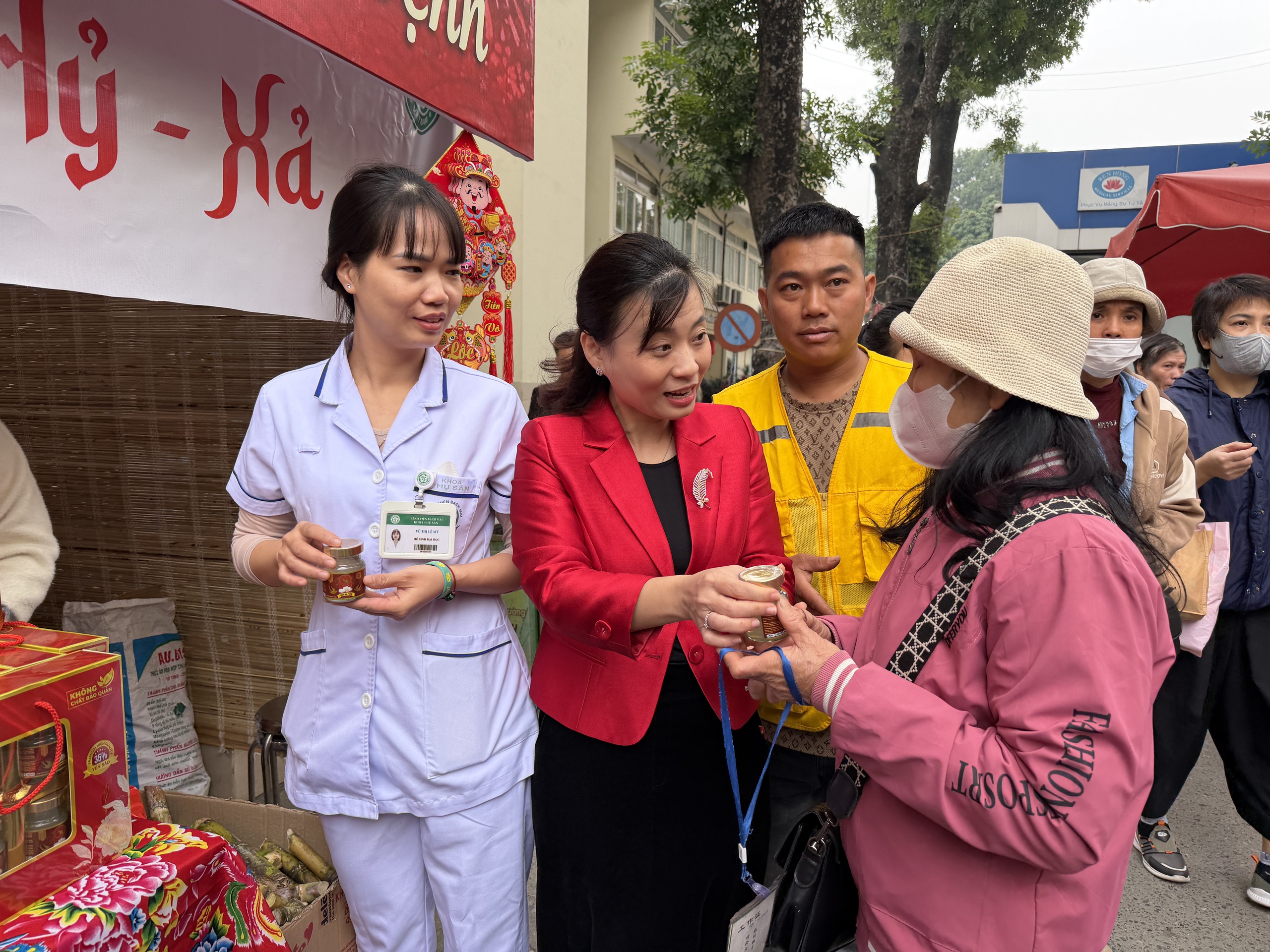 Chăm lo Tết cho bệnh nhân khó khăn - Ảnh 8.