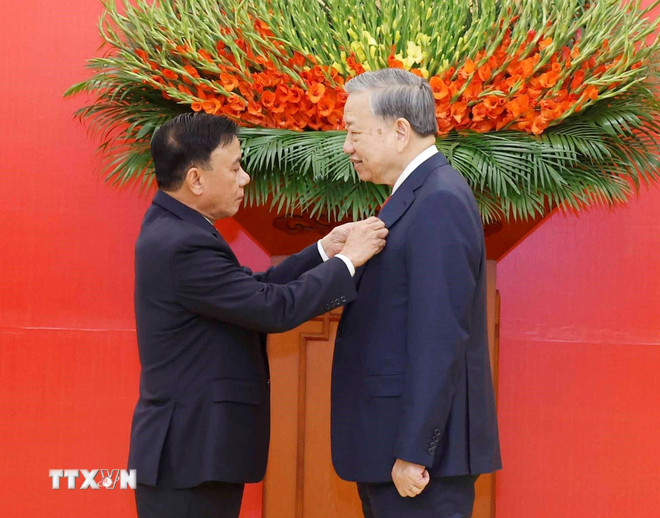 Trao Huy hiệu 45 năm tuổi Đảng tặng Tổng B&iacute; thư T&ocirc; L&acirc;m - Ảnh 1.
