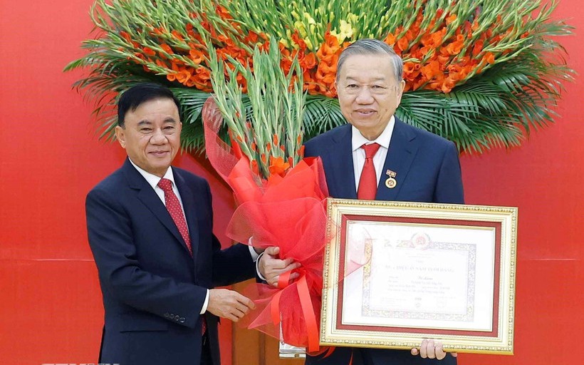 Trao Huy hiệu 45 năm tuổi Đảng tặng Tổng Bí thư Tô Lâm
