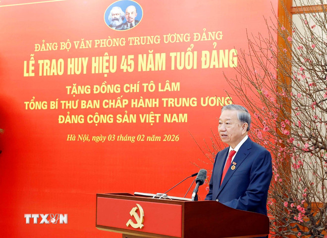 Trao Huy hiệu 45 năm tuổi Đảng tặng Tổng B&iacute; thư T&ocirc; L&acirc;m - Ảnh 3.