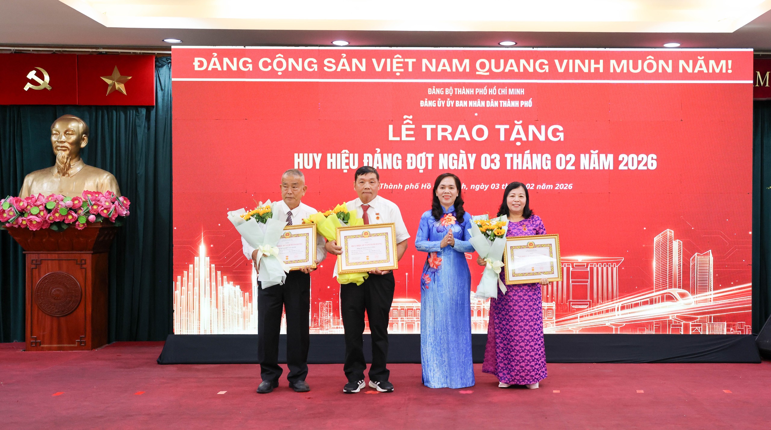 Đảng bộ UBND TPHCM trao Huy hiệu Đảng cho 45 đảng vi&ecirc;n - Ảnh 1.