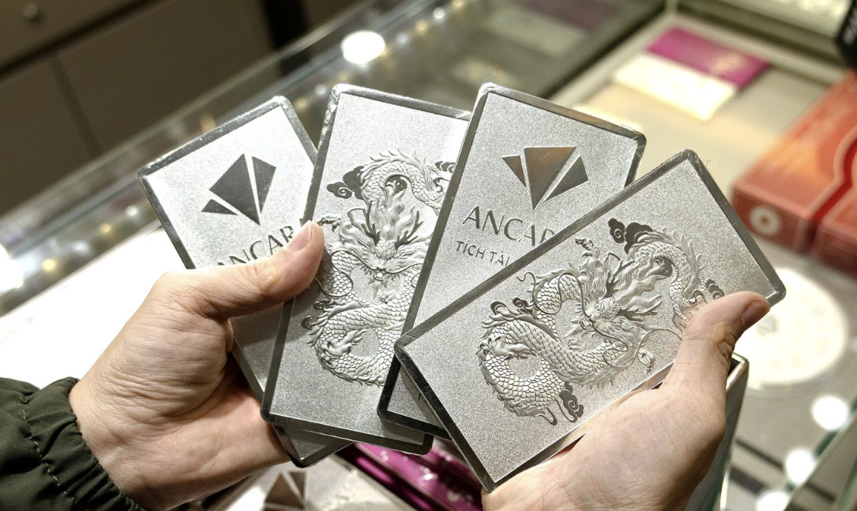 Gi&aacute; bạc phục hồi nhanh, nh&agrave; đầu tư vẫn kh&oacute;c r&ograve;ng v&igrave; "đu đỉnh" - Ảnh 1.