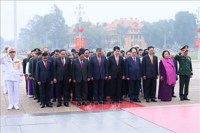 Lãnh đạo Đảng , Nhà nước viếng Chủ tịch Hồ Chí Minh kỷ niệm 96 năm Ngày thành lập Đảng - Ảnh 2.