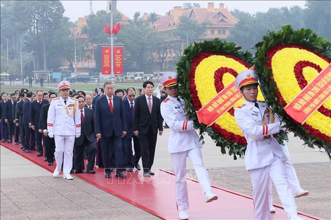Lãnh đạo Đảng , Nhà nước viếng Chủ tịch Hồ Chí Minh kỷ niệm 96 năm Ngày thành lập Đảng - Ảnh 1.