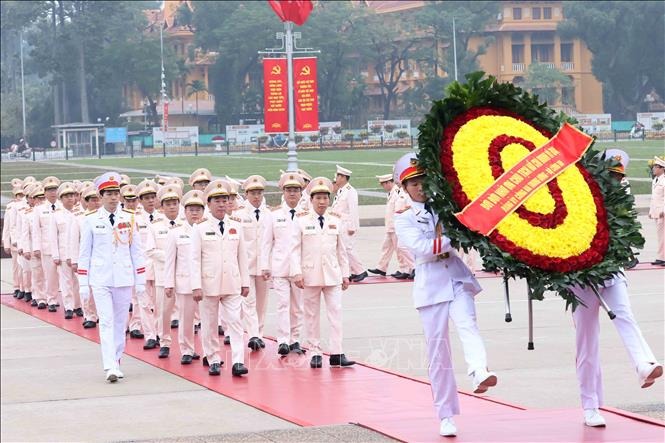 Lãnh đạo Đảng , Nhà nước viếng Chủ tịch Hồ Chí Minh kỷ niệm 96 năm Ngày thành lập Đảng - Ảnh 5.