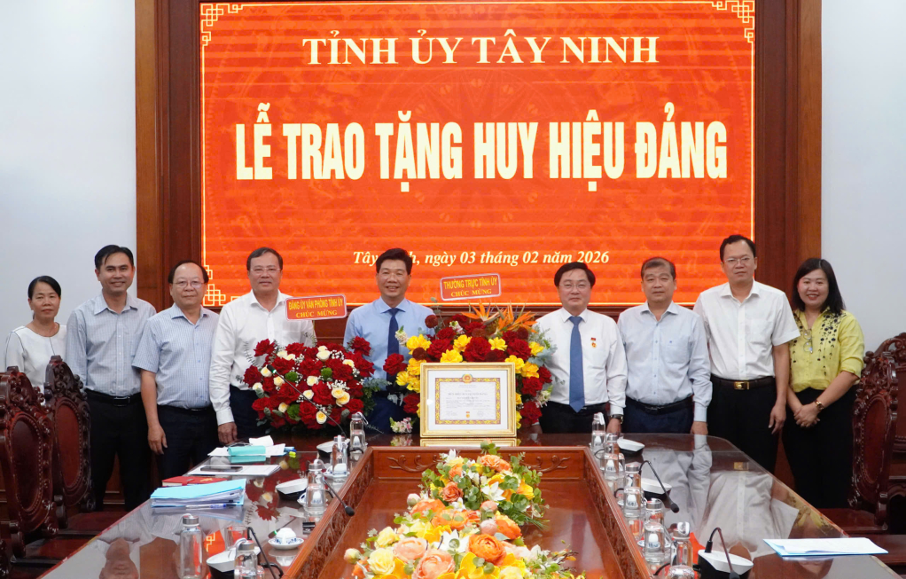 B&iacute; thư tỉnh ủy T&acirc;y Ninh nhận Huy hiệu 30 năm tuổi Đảng đầy x&uacute;c động - Ảnh 3.