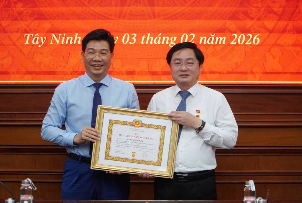 B&iacute; thư tỉnh ủy T&acirc;y Ninh nhận Huy hiệu 30 năm tuổi Đảng đầy x&uacute;c động - Ảnh 1.