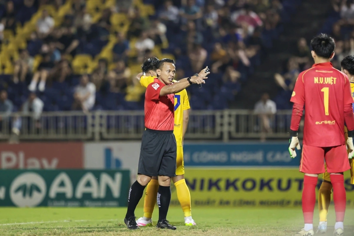 Mời trọng t&agrave;i ngoại kh&ocirc;ng l&agrave;m V-League &ldquo;sạch hơn&rdquo; - Ảnh 1.