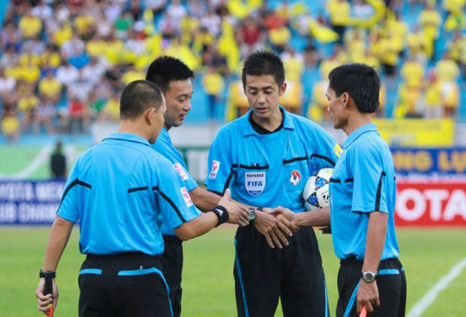 Mời trọng t&agrave;i ngoại kh&ocirc;ng l&agrave;m V-League &ldquo;sạch hơn&rdquo; - Ảnh 3.