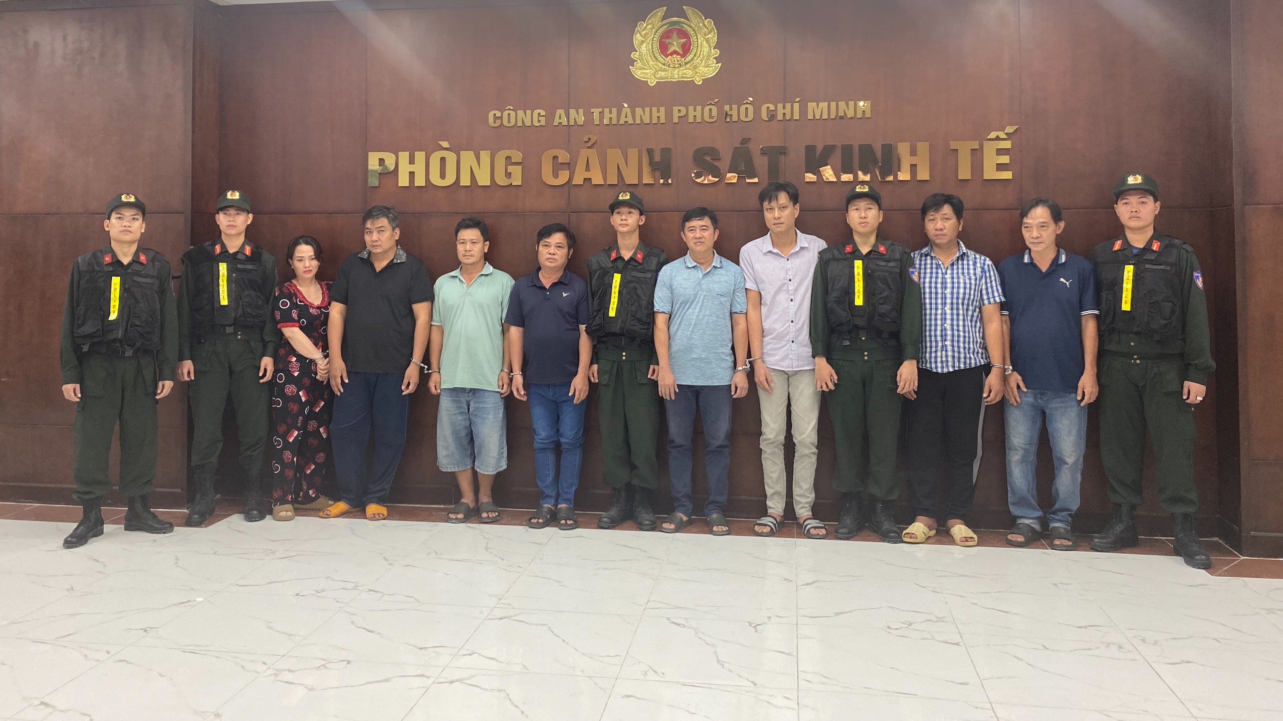 Công an TPHCM bắt ông trùm đường dây xăng giả A95 - Ảnh 1.