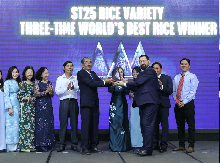 WATCH: The Rice Trader CEO travels to Vietnam to present trophy to ST25 rice "father" - Ảnh 3.