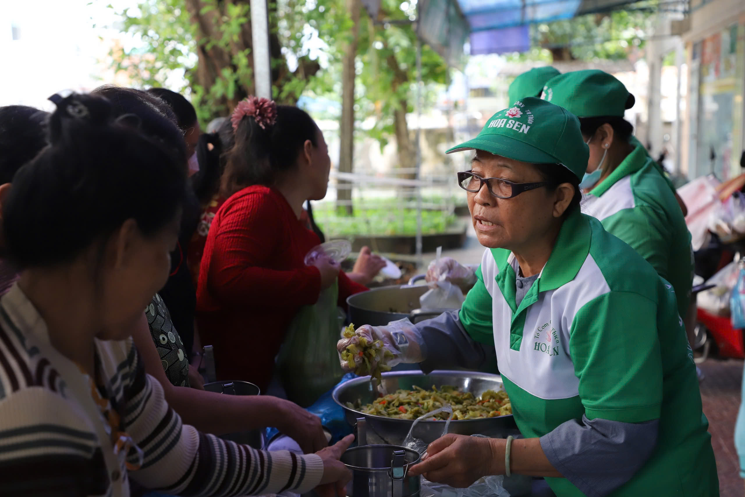 Vợ chồng Cần Thơ thắp lửa bếp ăn 0 đồng cho bệnh nhân nghèo - Ảnh 11.