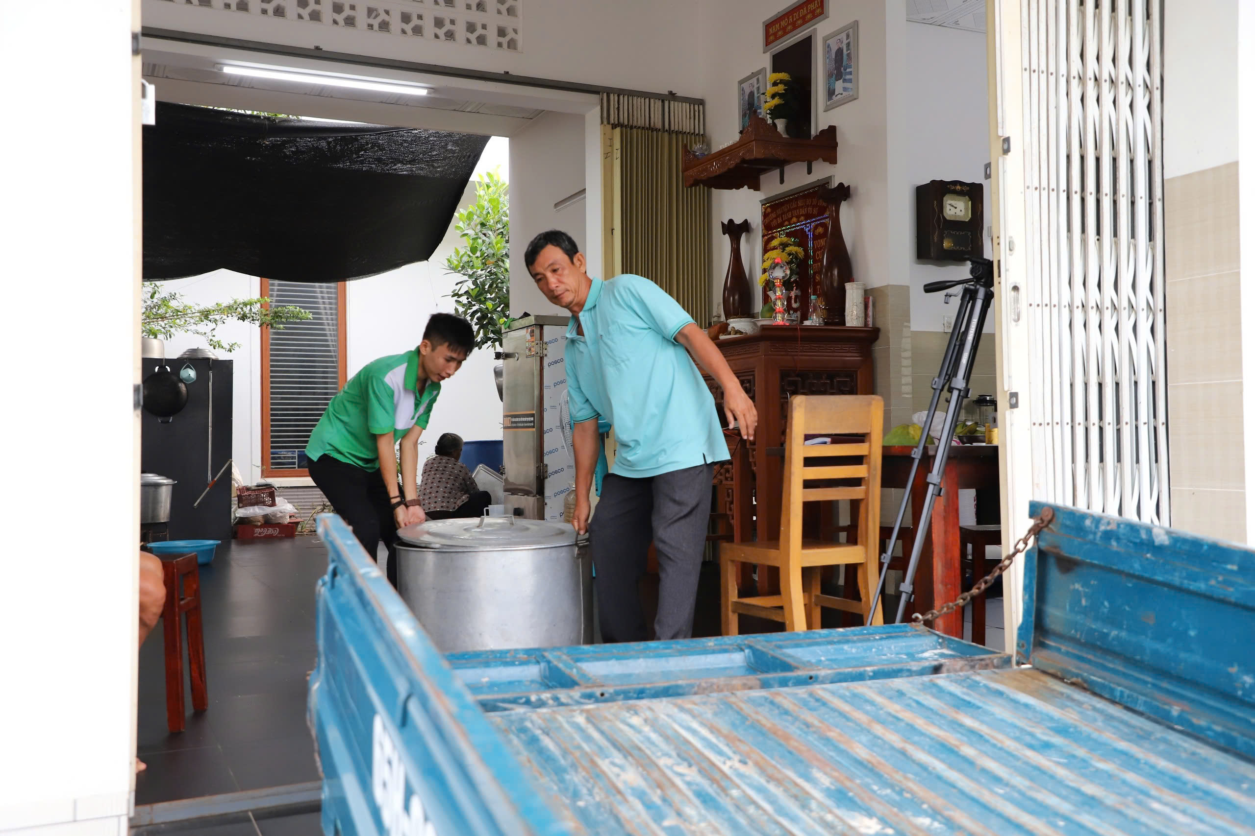 Vợ chồng Cần Thơ thắp lửa bếp ăn 0 đồng cho bệnh nhân nghèo - Ảnh 9.