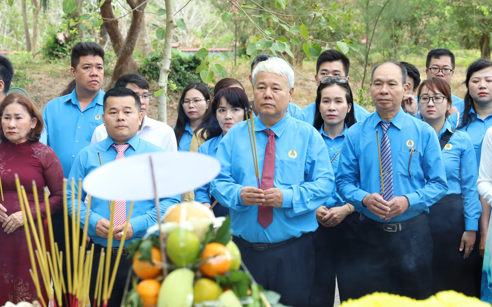 Công nhân - lao động ưu tú TPHCM dâng hương tri ân anh hùng liệt sĩ tại Côn Đảo