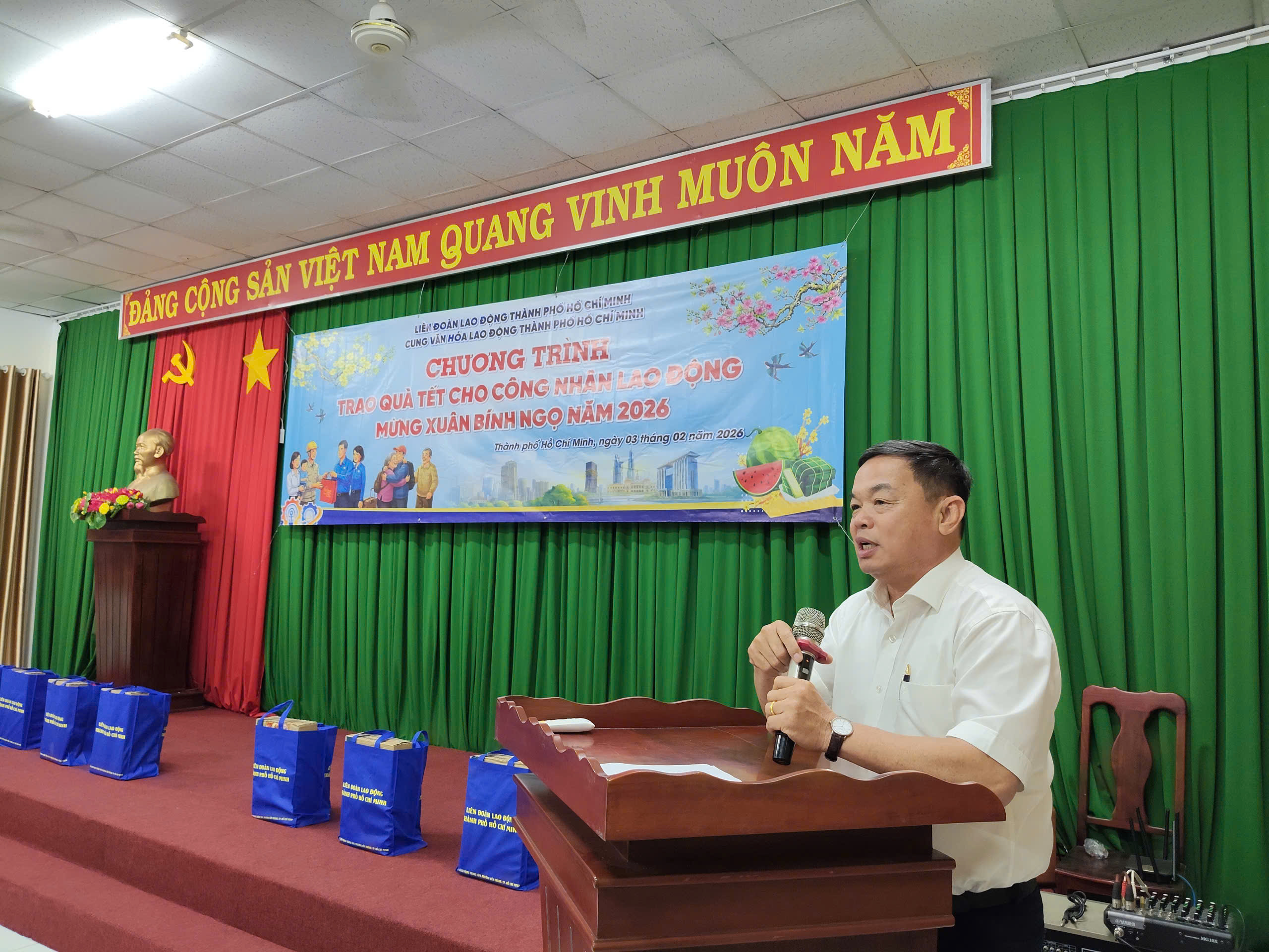 Hàng trăm phần quà Tết nghĩa tình đến với công nhân lao động - Ảnh 1.