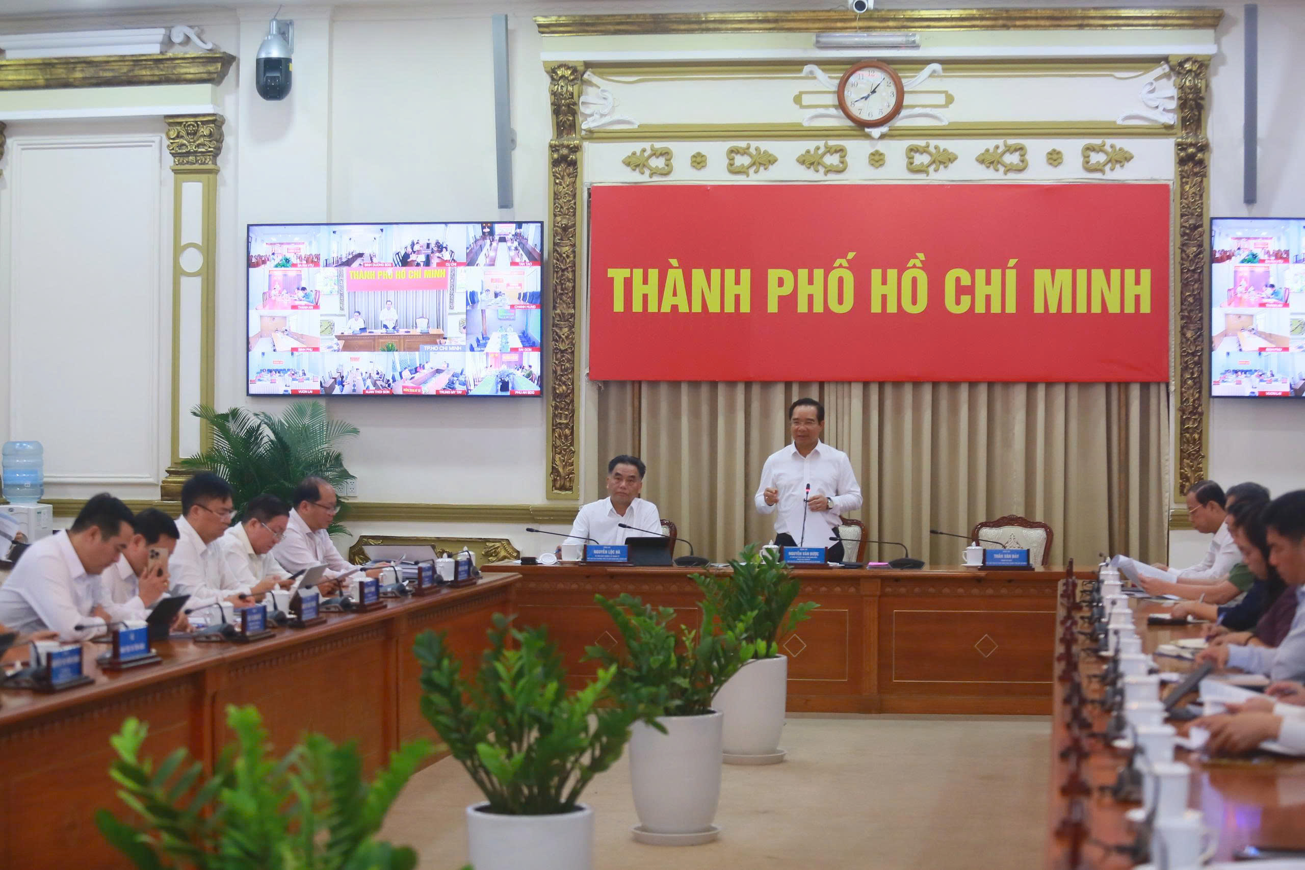 Chủ tịch UBND TPHCM chủ tr&igrave; hội nghị b&agrave;n về 2 vấn đề quan trọng - Ảnh 1.