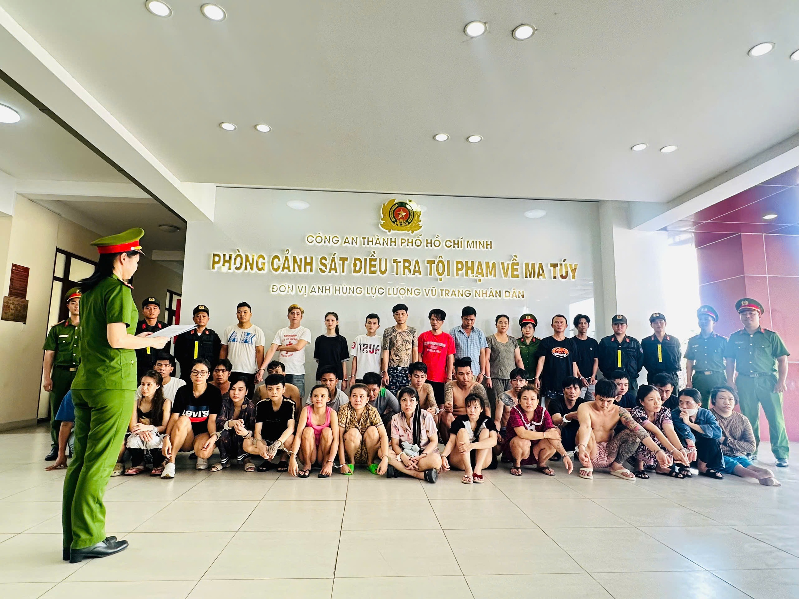 H&igrave;nh ảnh trinh s&aacute;t C&ocirc;ng an TPHCM ập v&agrave;o x&agrave;o huyệt của đầu nậu ma tu&yacute; - Ảnh 4.