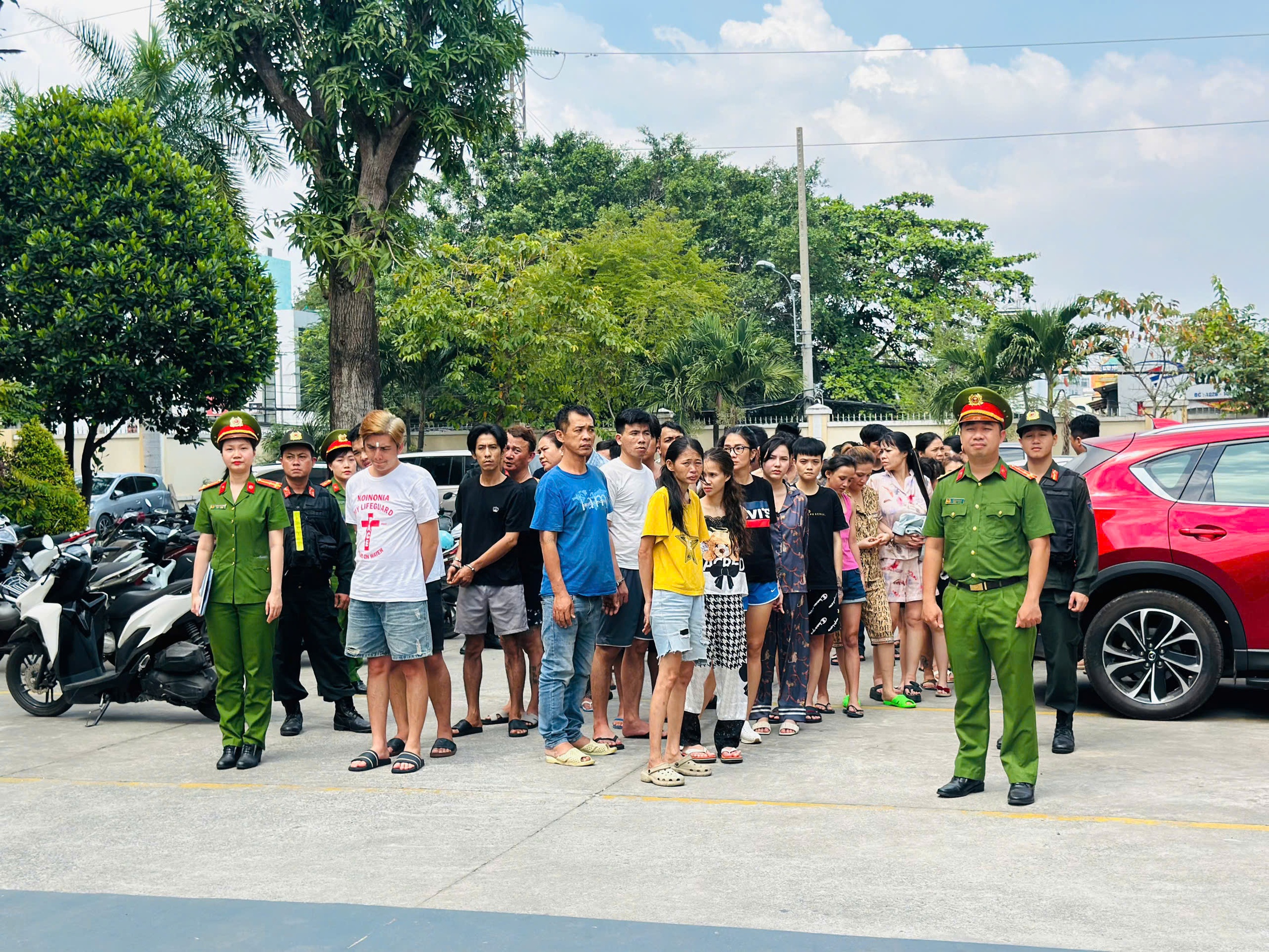 H&igrave;nh ảnh trinh s&aacute;t C&ocirc;ng an TPHCM ập v&agrave;o x&agrave;o huyệt của đầu nậu ma tu&yacute; - Ảnh 2.