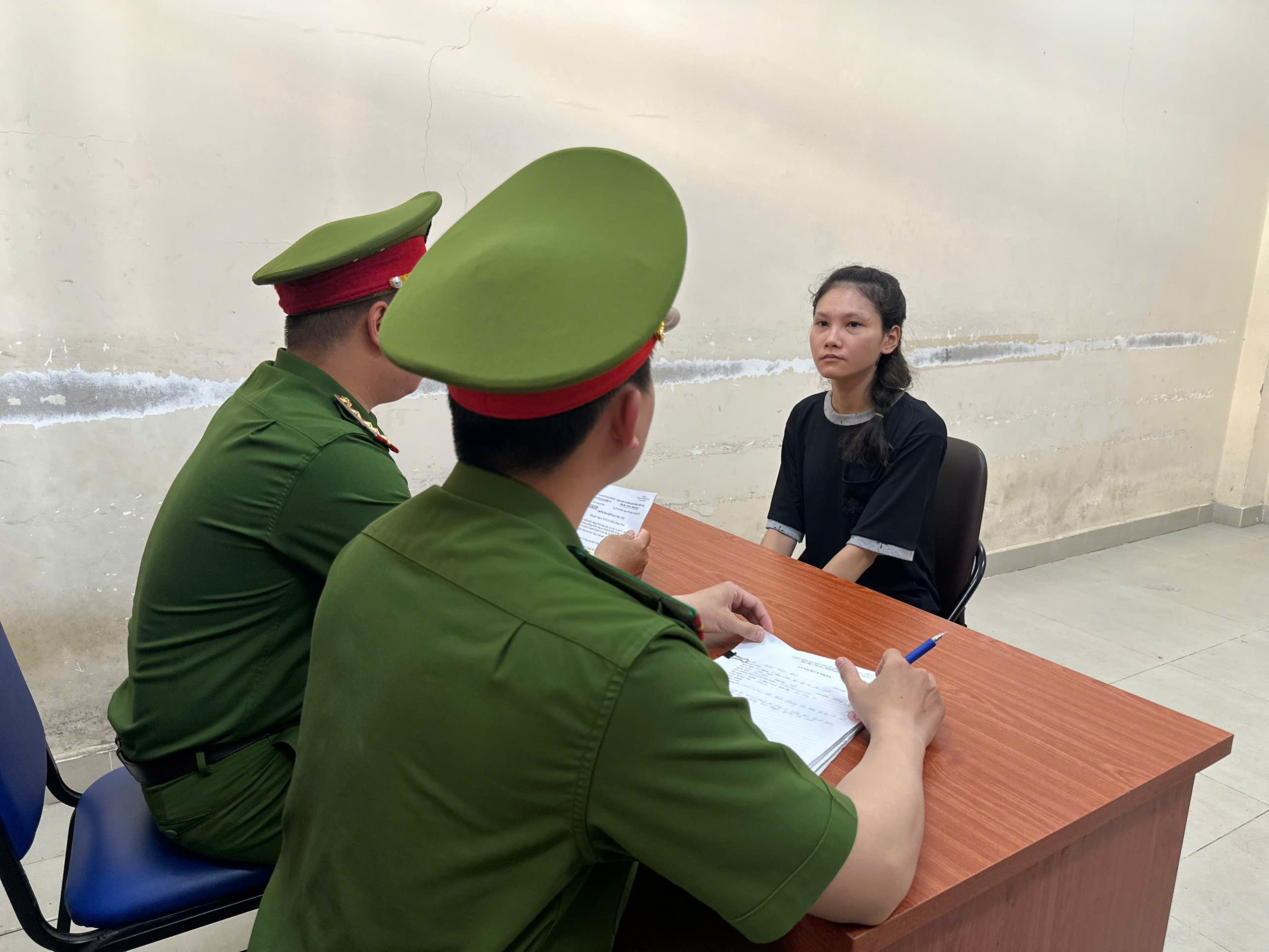 H&igrave;nh ảnh trinh s&aacute;t C&ocirc;ng an TPHCM ập v&agrave;o x&agrave;o huyệt của đầu nậu ma tu&yacute; - Ảnh 3.