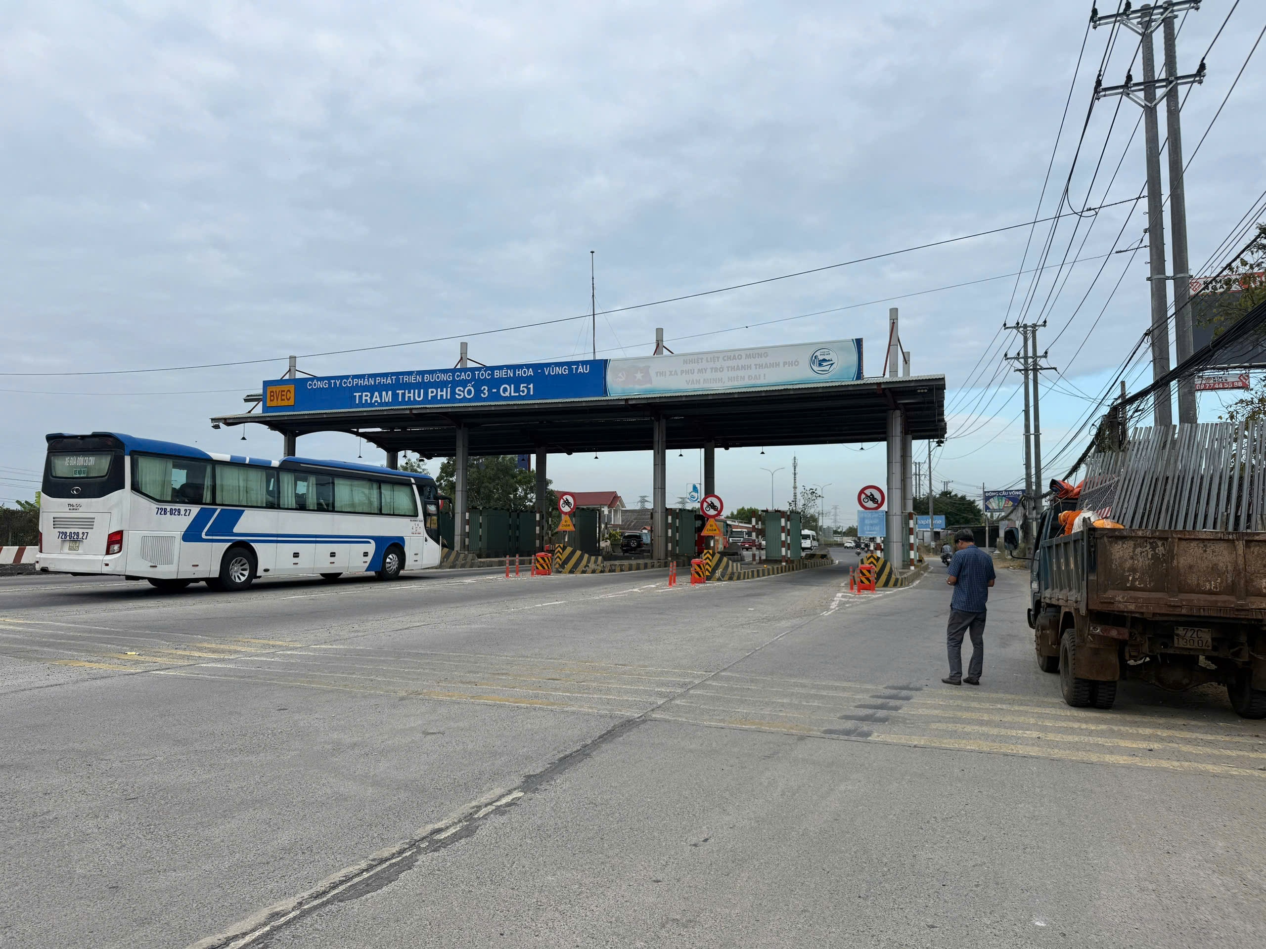 TPHCM: Chính thức tháo dỡ trạm thu phí T3 trên Quốc lộ 51 - Ảnh 2.