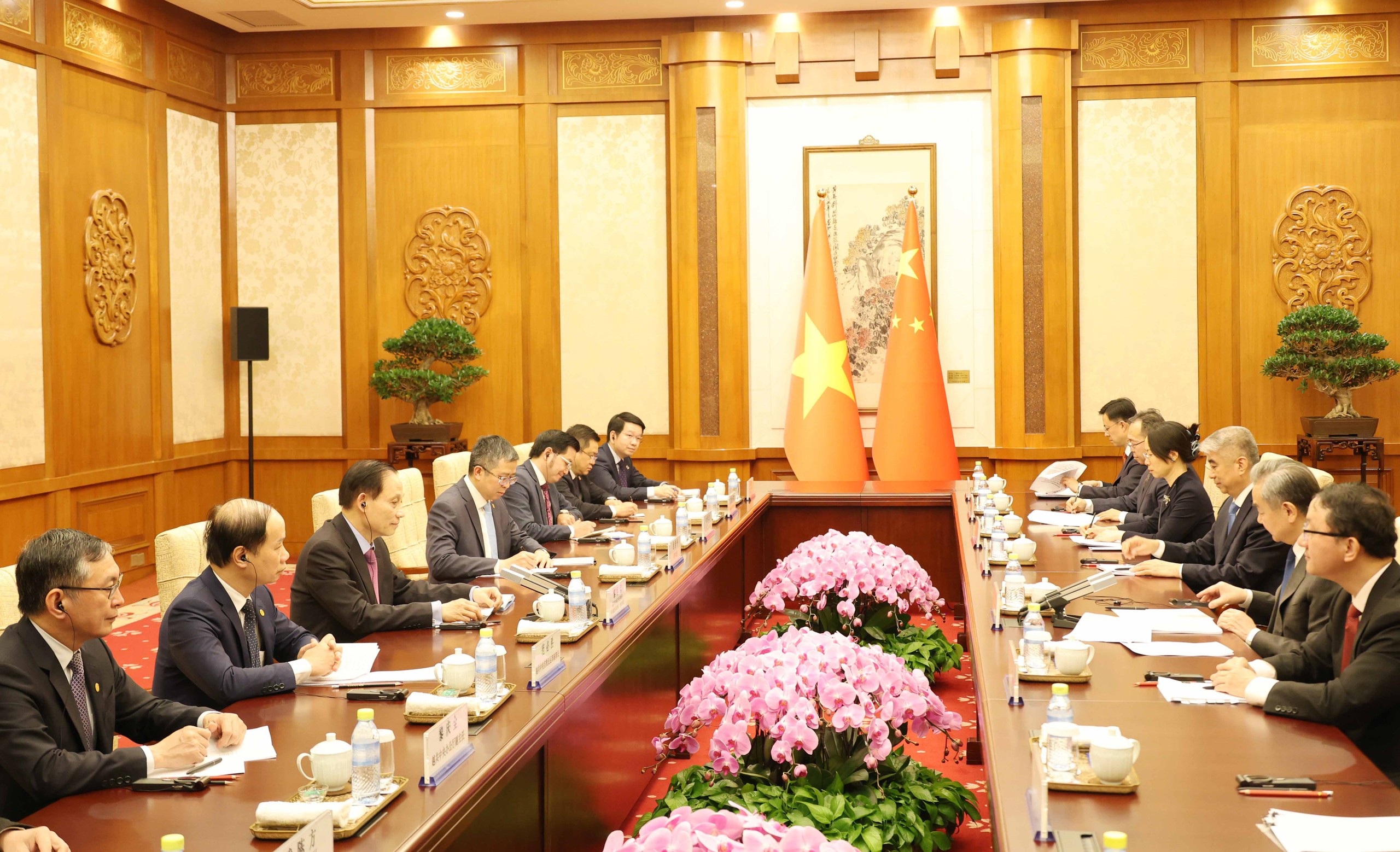 Đặc Ph&aacute;i vi&ecirc;n của Tổng B&iacute; thư hội đ&agrave;m với Bộ trưởng Ngoại giao Trung Quốc - Ảnh 2.