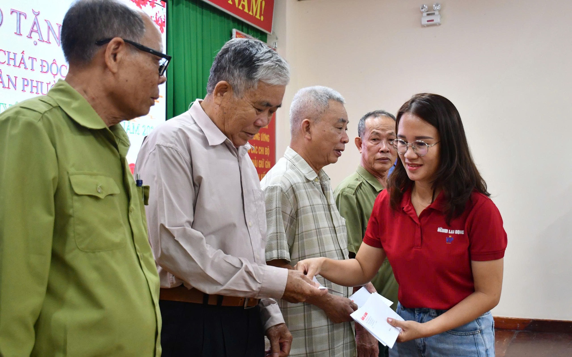 Báo Người Lao Động trao 114 suất quà Tết đến nạn nhân chất độc da cam 2 xã Bình Khánh và Cần Giờ - Ảnh 4.