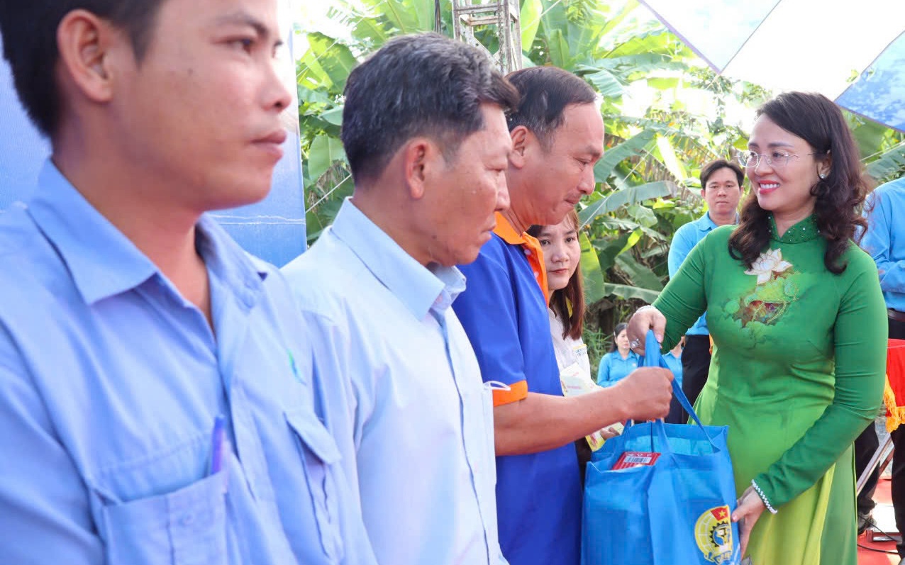 LĐLĐ TP Cần Thơ tặng 20.000 suất quà Tết đến đoàn viên, người lao động