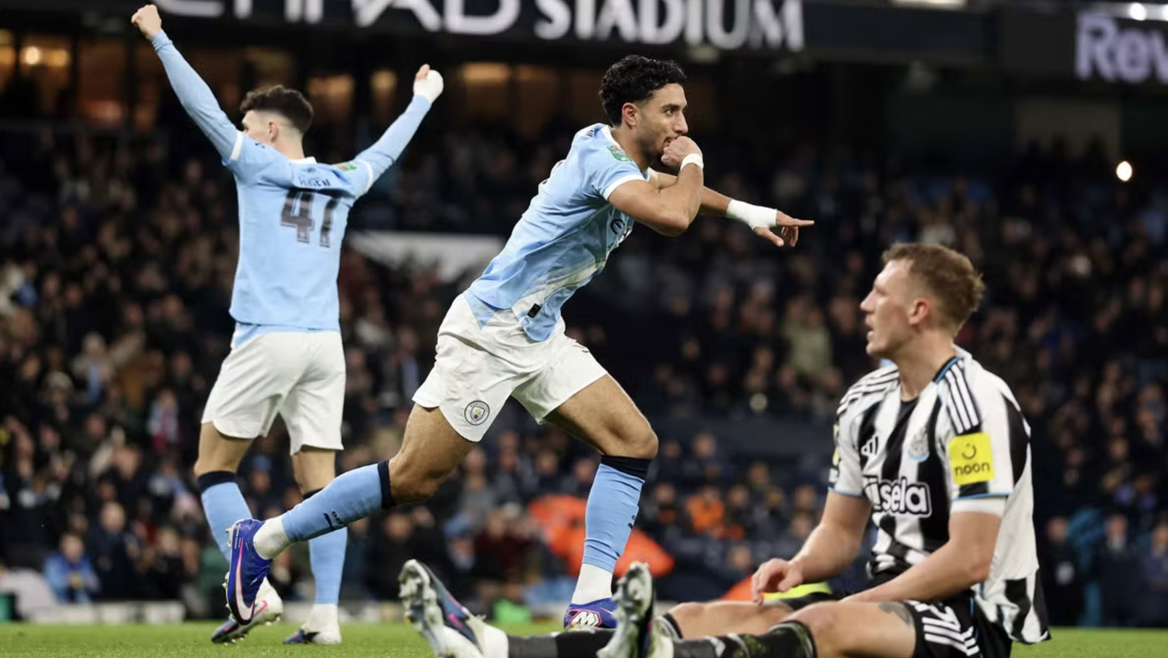 Biến Newcastle th&agrave;nh cựu vương, Man City gi&agrave;nh v&eacute; tranh chung kết League Cup - Ảnh 1.