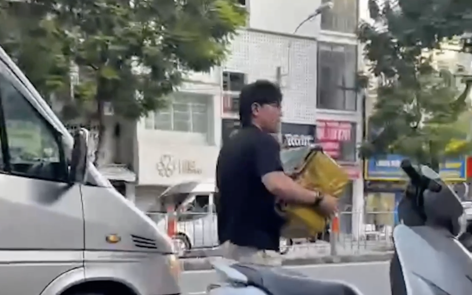 Thanh niên 20 tuổi hôn mê, thở máy sau hút thuốc lá điện tử - Ảnh 2.