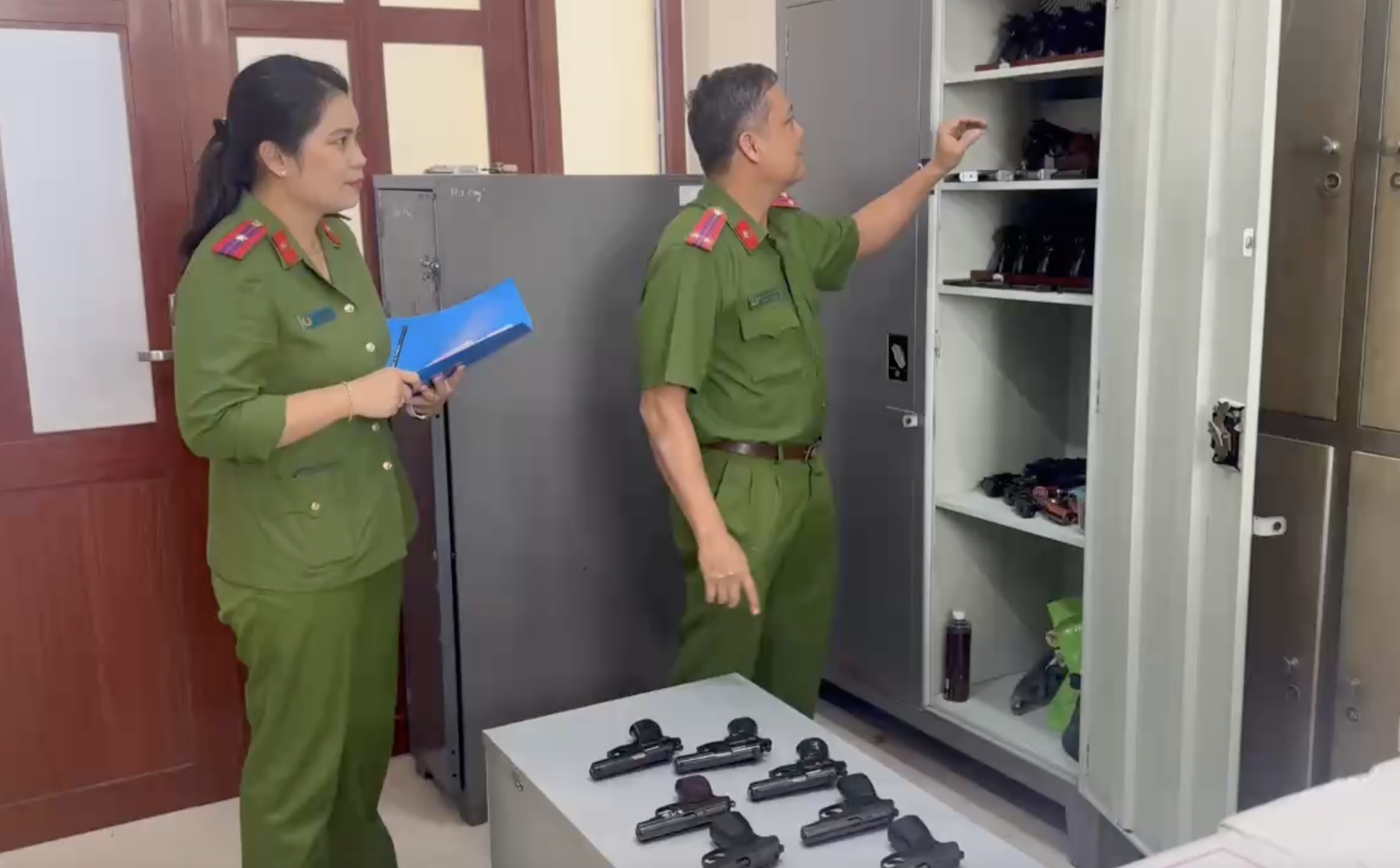 H&igrave;nh ảnh trinh s&aacute;t C&ocirc;ng an TPHCM ập v&agrave;o x&agrave;o huyệt của đầu nậu ma tu&yacute; - Ảnh 7.