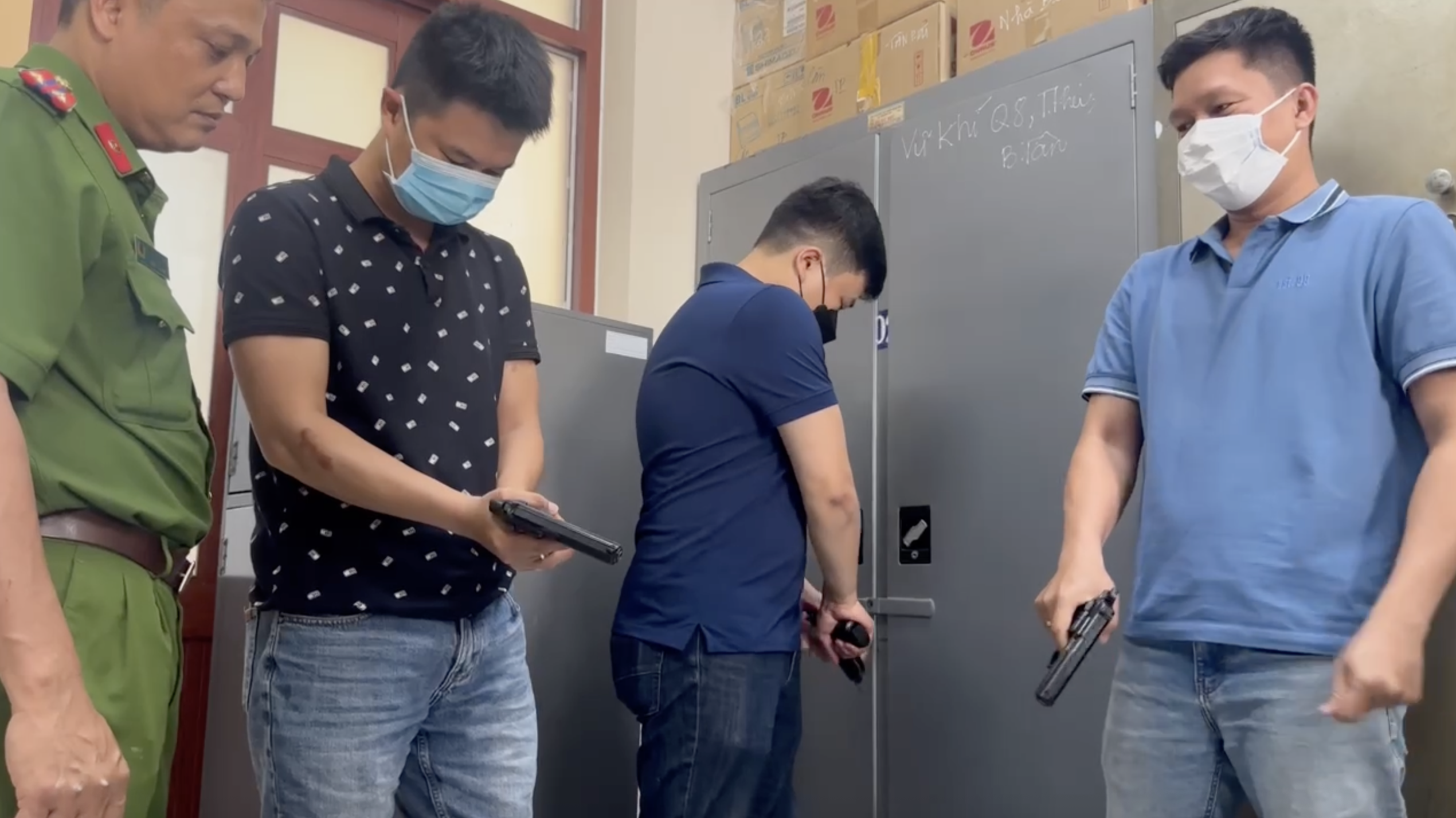H&igrave;nh ảnh trinh s&aacute;t C&ocirc;ng an TPHCM ập v&agrave;o x&agrave;o huyệt của đầu nậu ma tu&yacute; - Ảnh 9.