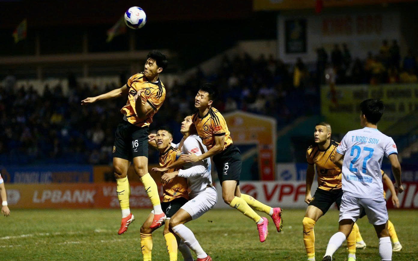 V-League 2025-2026: Đá bóng bằng đam mê liệu có trụ hạng? - Ảnh 6.