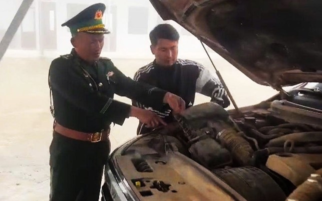 Bí mật dưới nắp capo xe bán tải Ford Ranger di chuyển qua biên giới