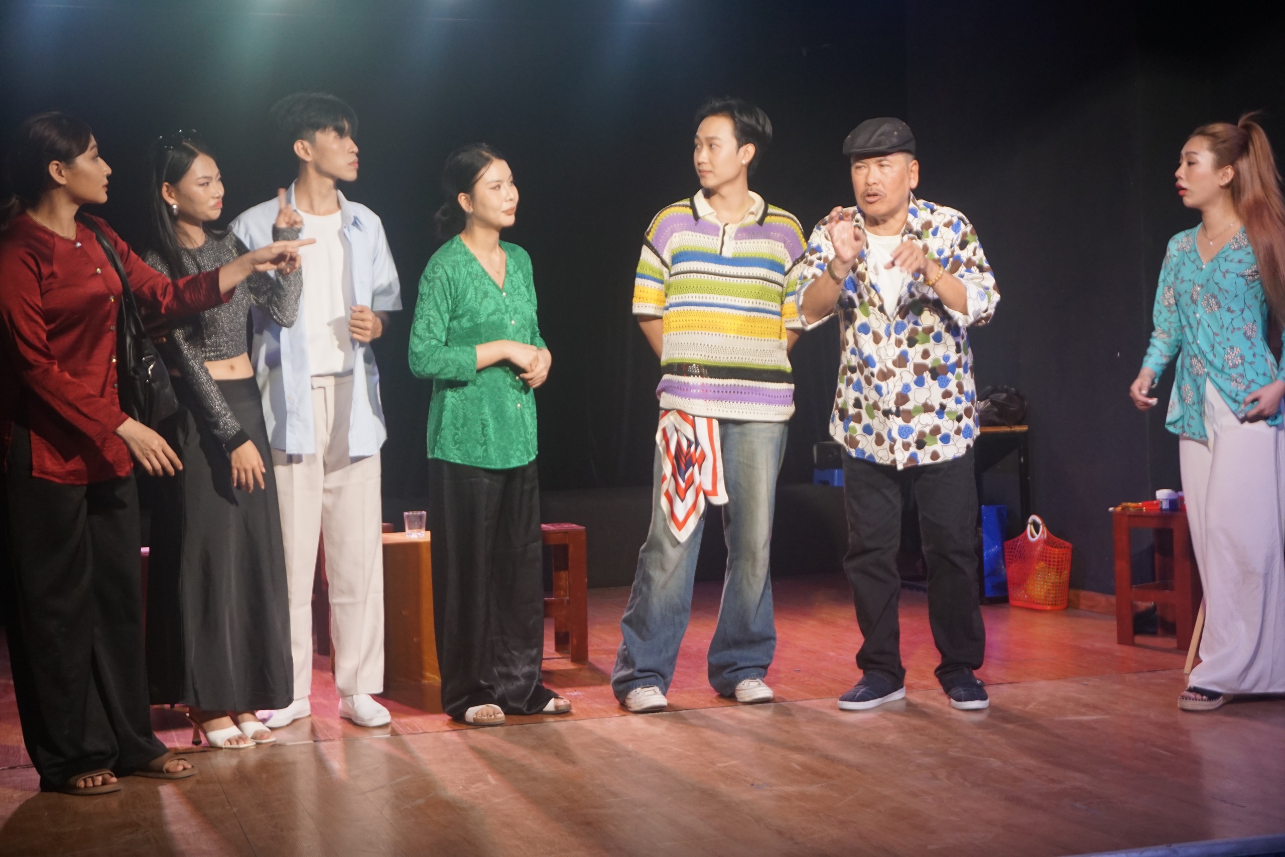 Hữu Nghĩa, Quốc Bảo ra mắt team s&acirc;n khấu Hương S&agrave;i G&ograve;n diễn tại s&acirc;n khấu lầu 1 "5B" - Ảnh 2.