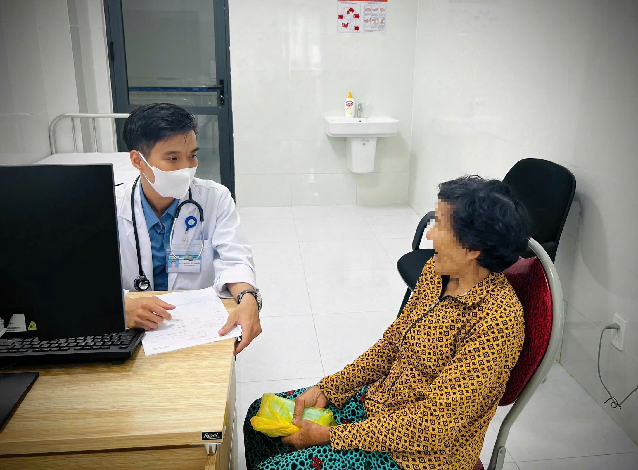 Bảo l&atilde;nh viện ph&iacute; qua ng&acirc;n h&agrave;ng: Kh&ocirc;ng phải ai cũng d&ugrave;ng được - Ảnh 2.