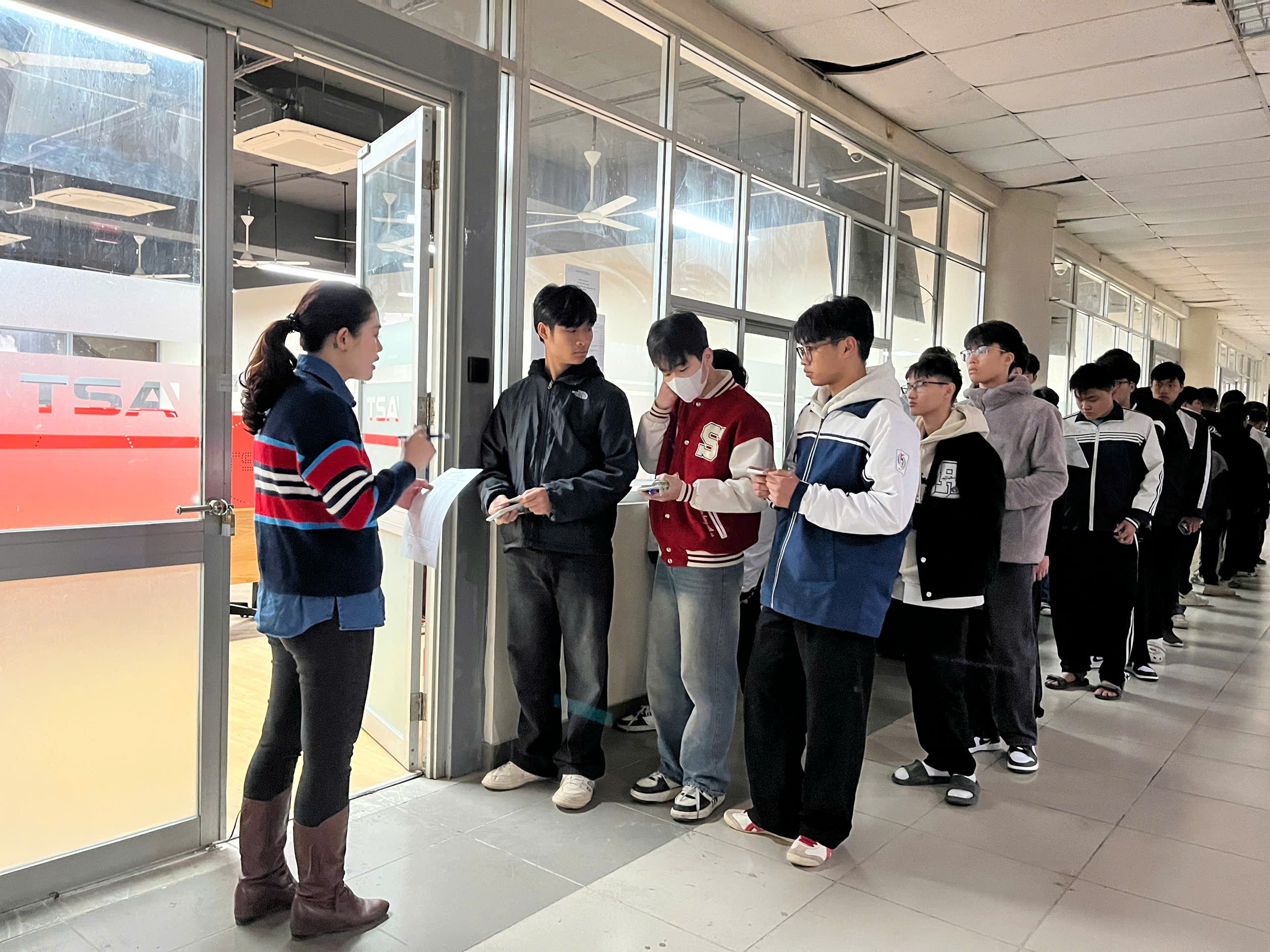 Thí sinh được đăng kí tối đa 10 nguyện vọng xét tuyển ĐH - Ảnh 1.