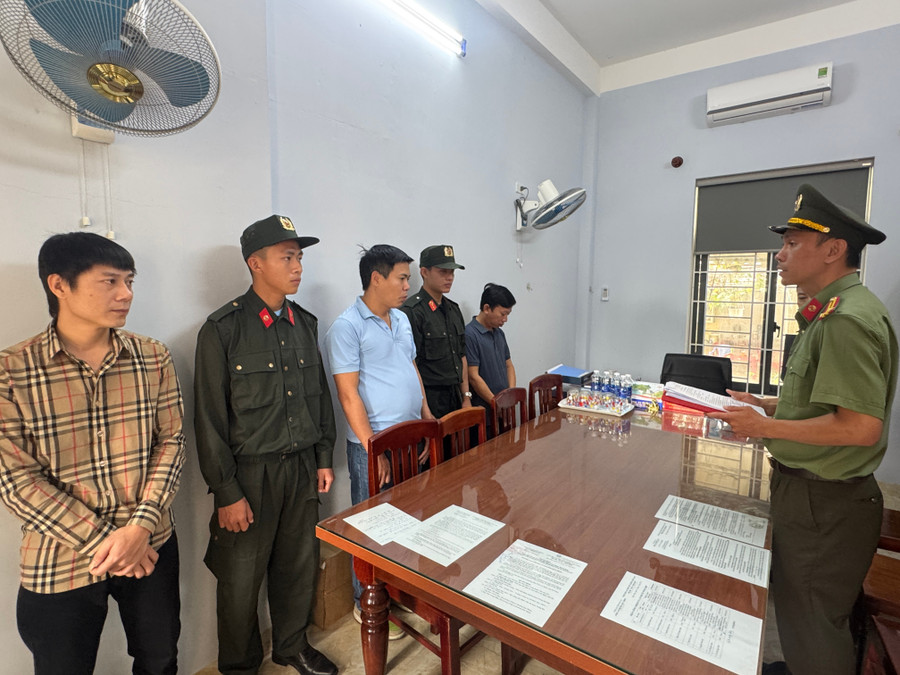 Khởi tố nh&oacute;m đối tượng tổ chức đưa người Trung Quốc nhập cảnh tr&aacute;i ph&eacute;p - Ảnh 1.