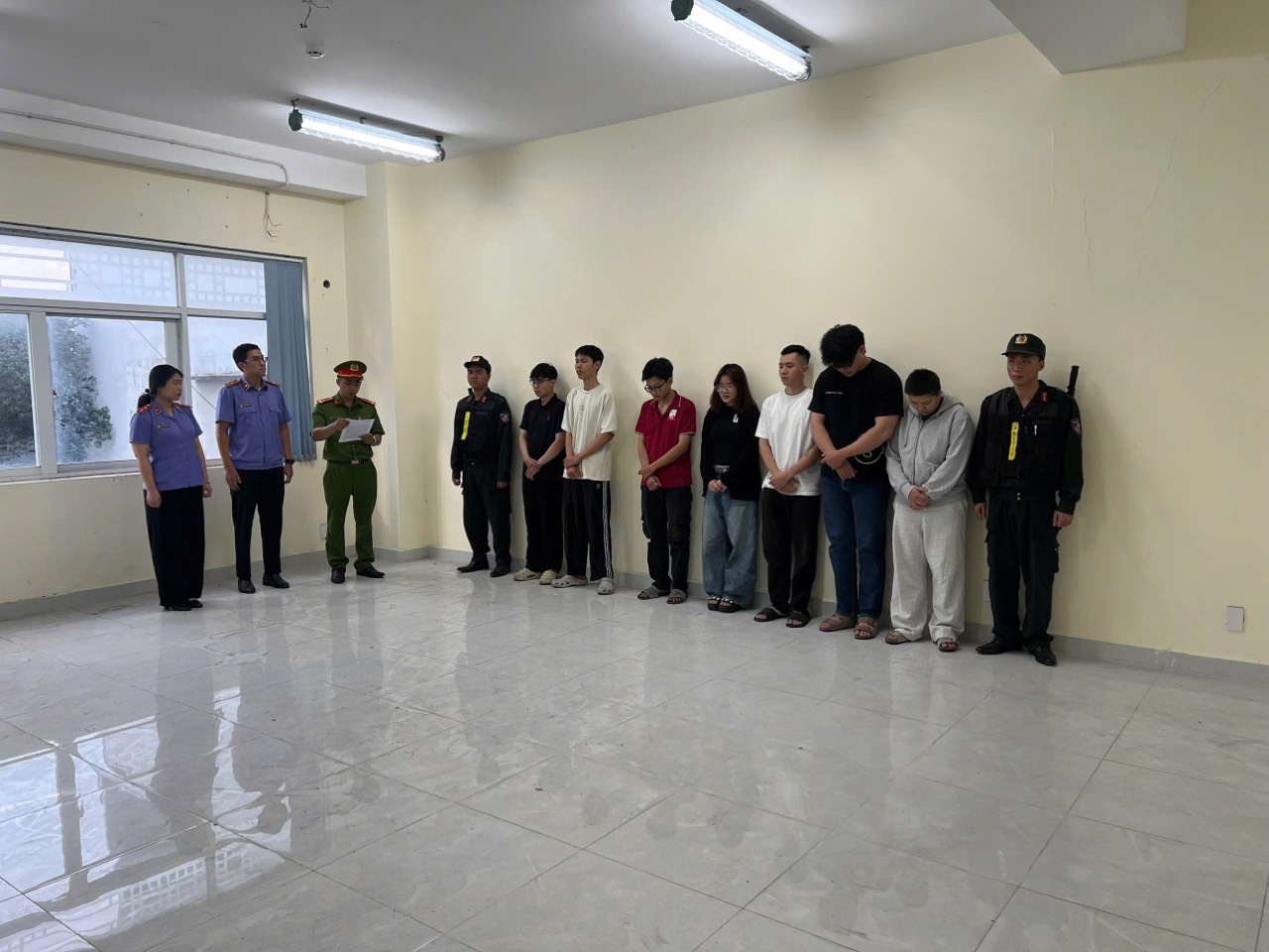 Kiểm tra cửa hàng tại phường Cầu Ông Lãnh, Công an TPHCM bắt 7 người - Ảnh 1.