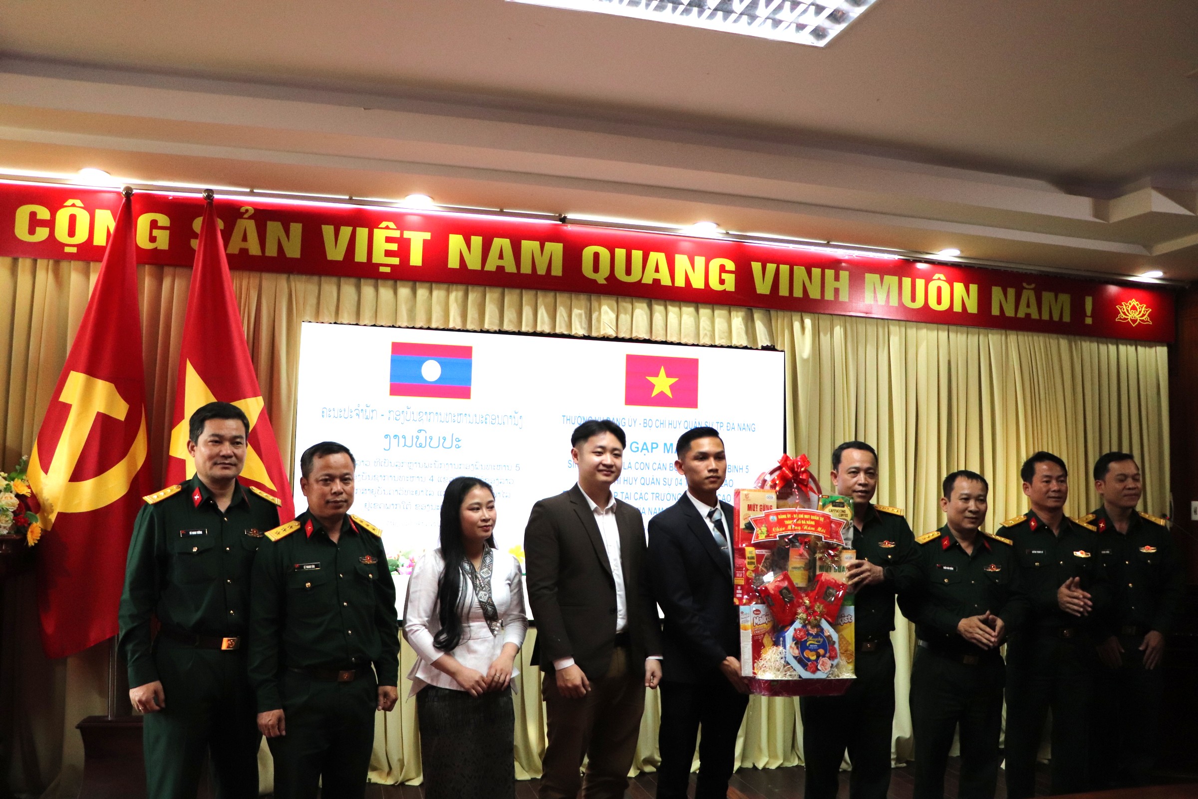 Bộ Chỉ huy Quân sự TP Đà Nẵng tặng quà cho sinh viên Lào - Ảnh 4.