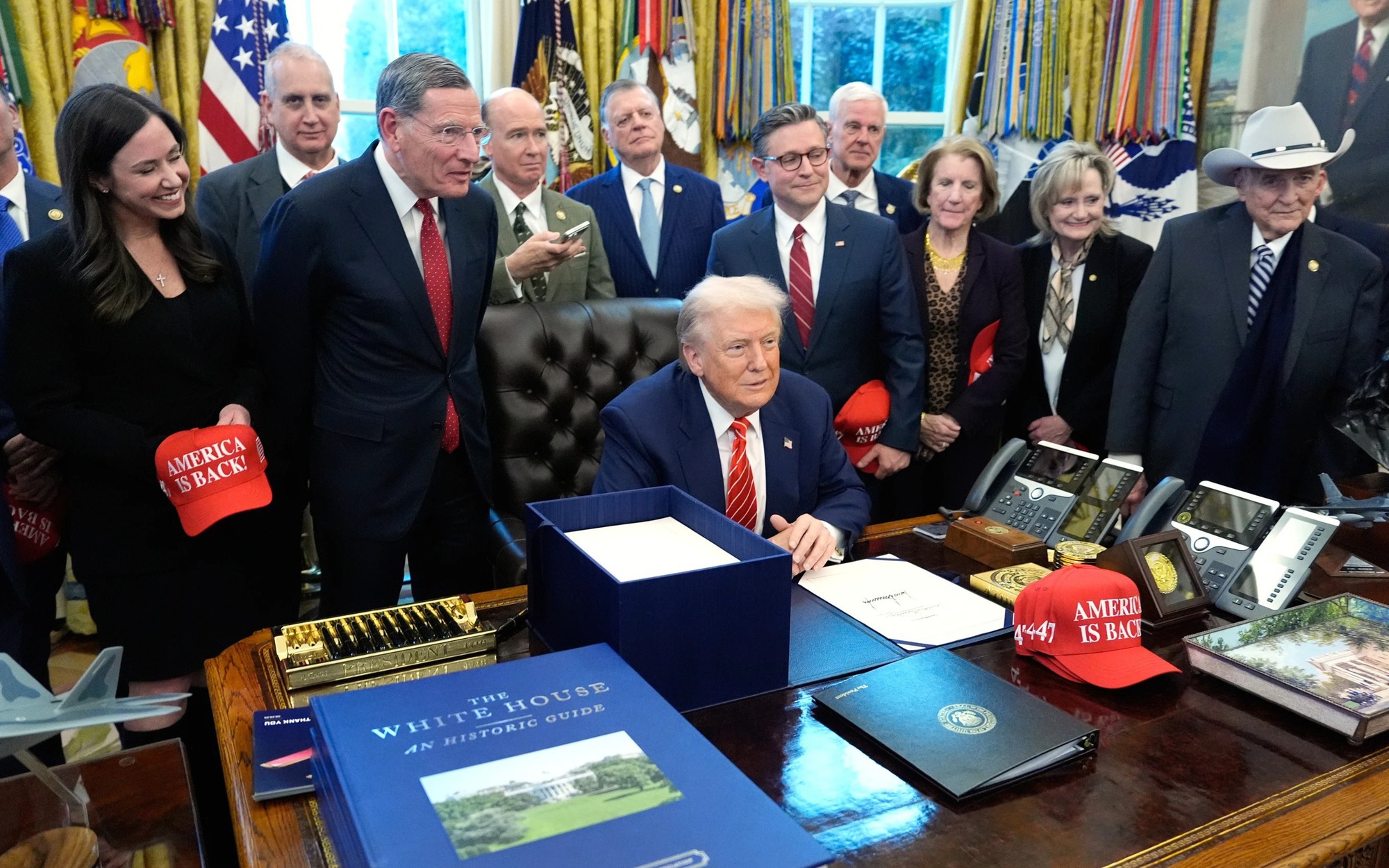 Tổng thống Donald Trump ký dự luật ngân sách, chính phủ Mỹ mở cửa trở lại
