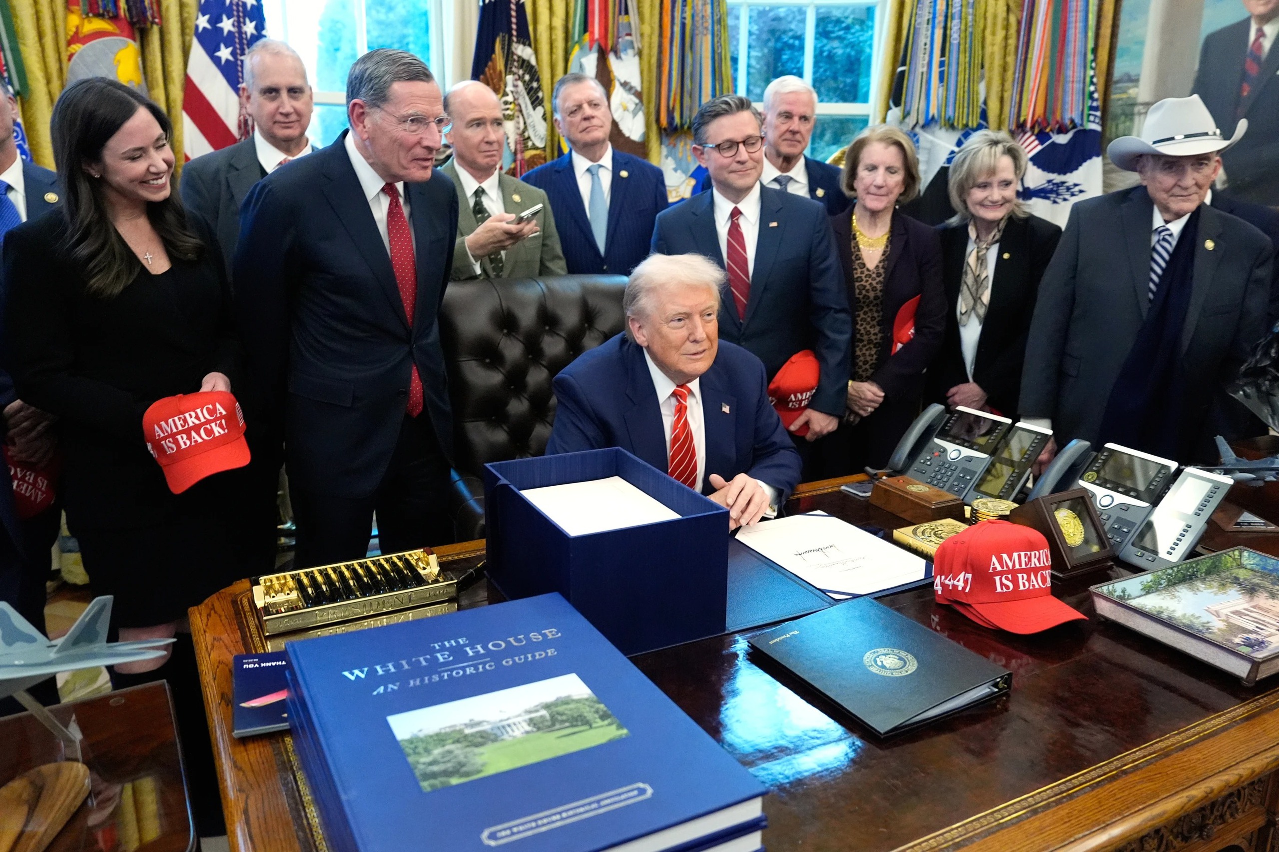 Tổng thống Donald Trump ký dự luật ngân sách - Ảnh 1.