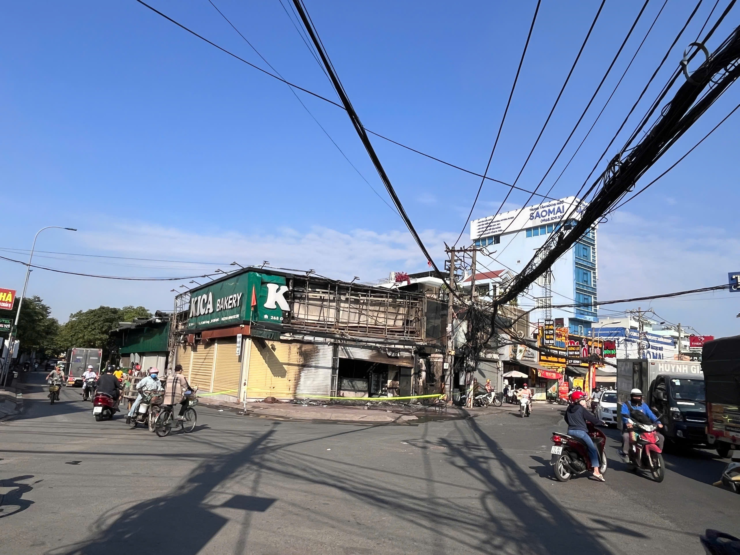 Ch&aacute;y dữ dội tiệm b&aacute;nh ngọt ở TPHCM l&uacute;c rạng s&aacute;ng - Ảnh 3.