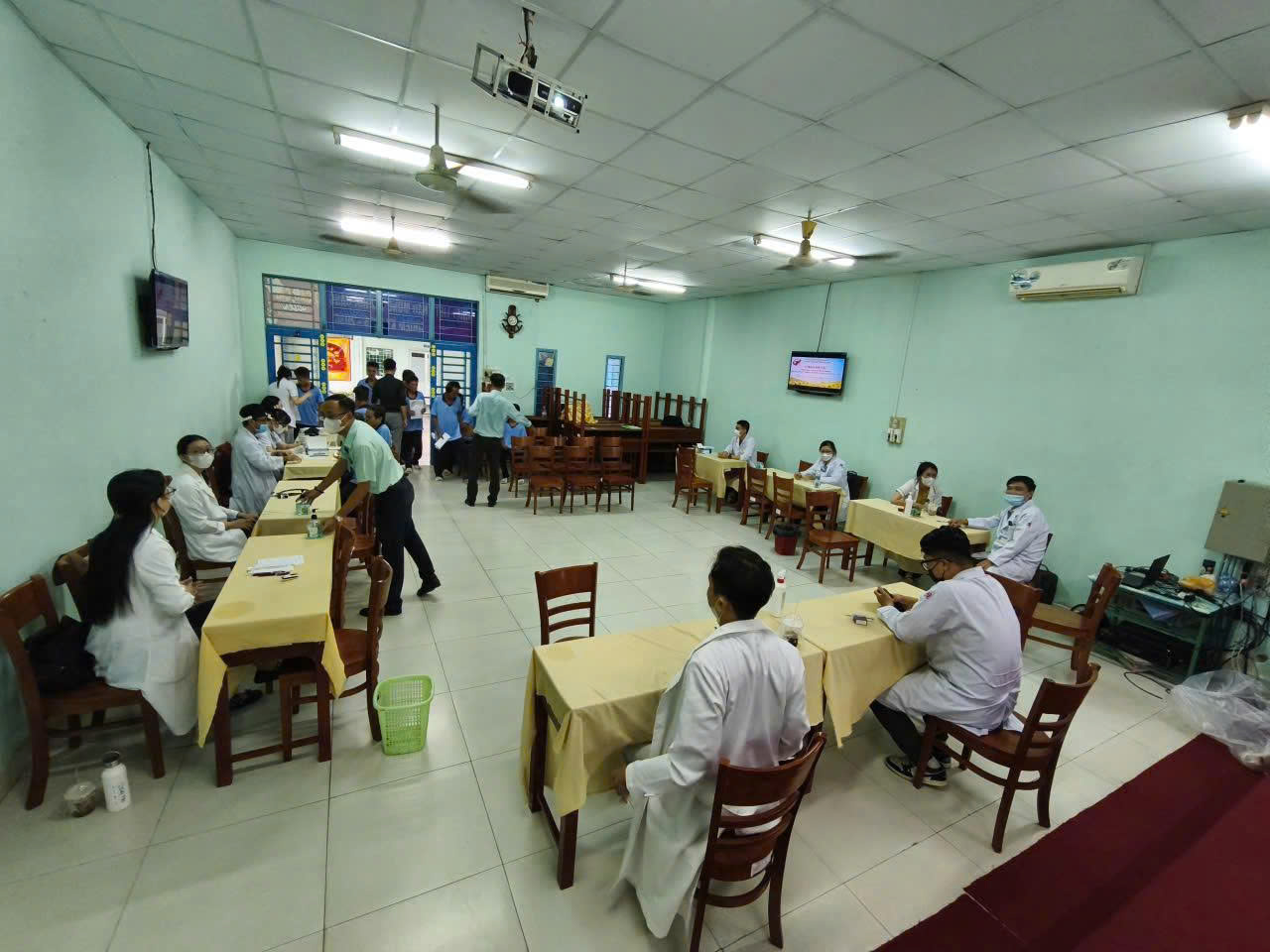 B&aacute;c sĩ đến b&ecirc;n người yếu thế - Ảnh 1.