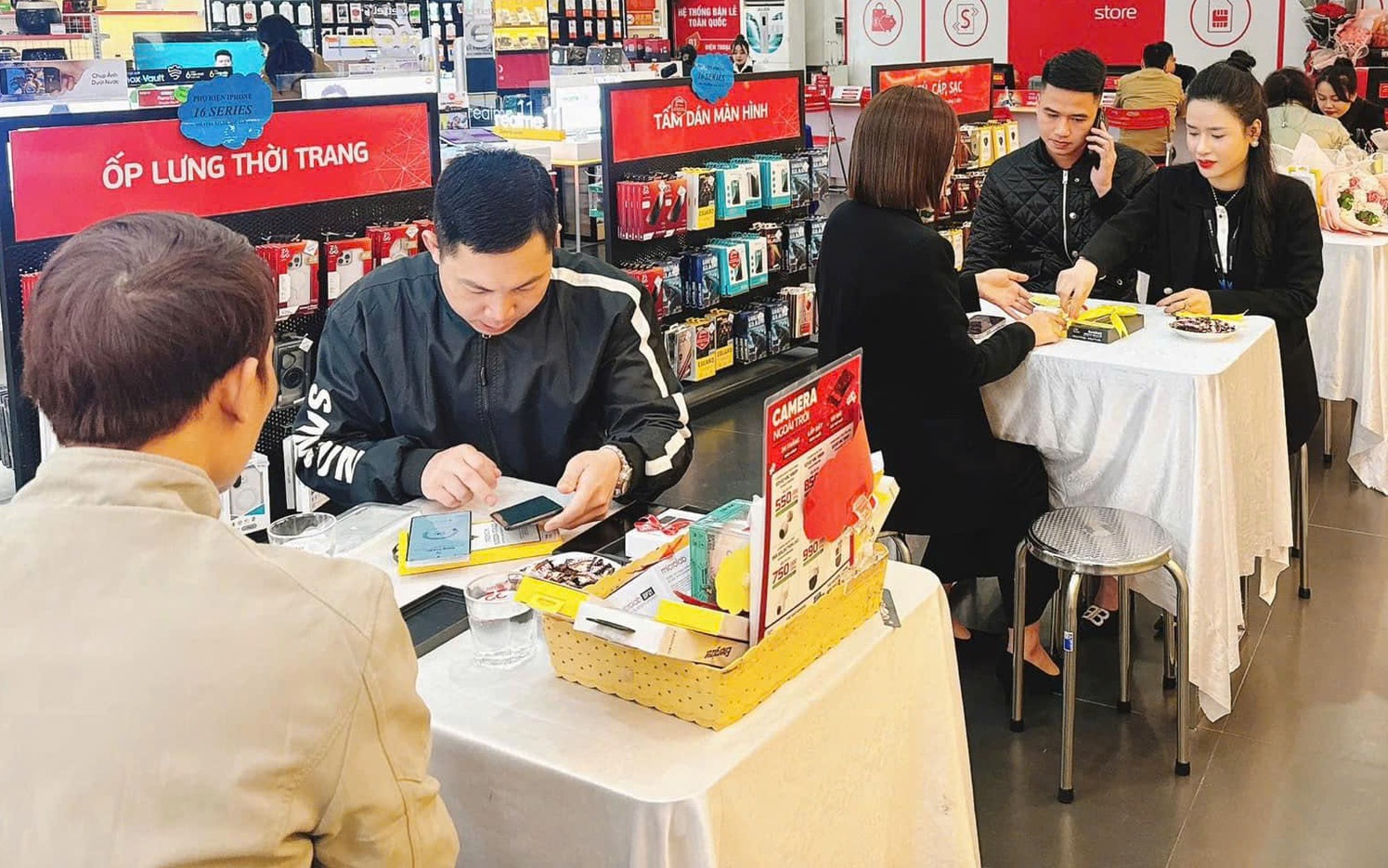 TPHCM tăng tốc chuyển đổi số: Phổ cập smartphone, thử nghiệm trợ lý AI ở cấp xã