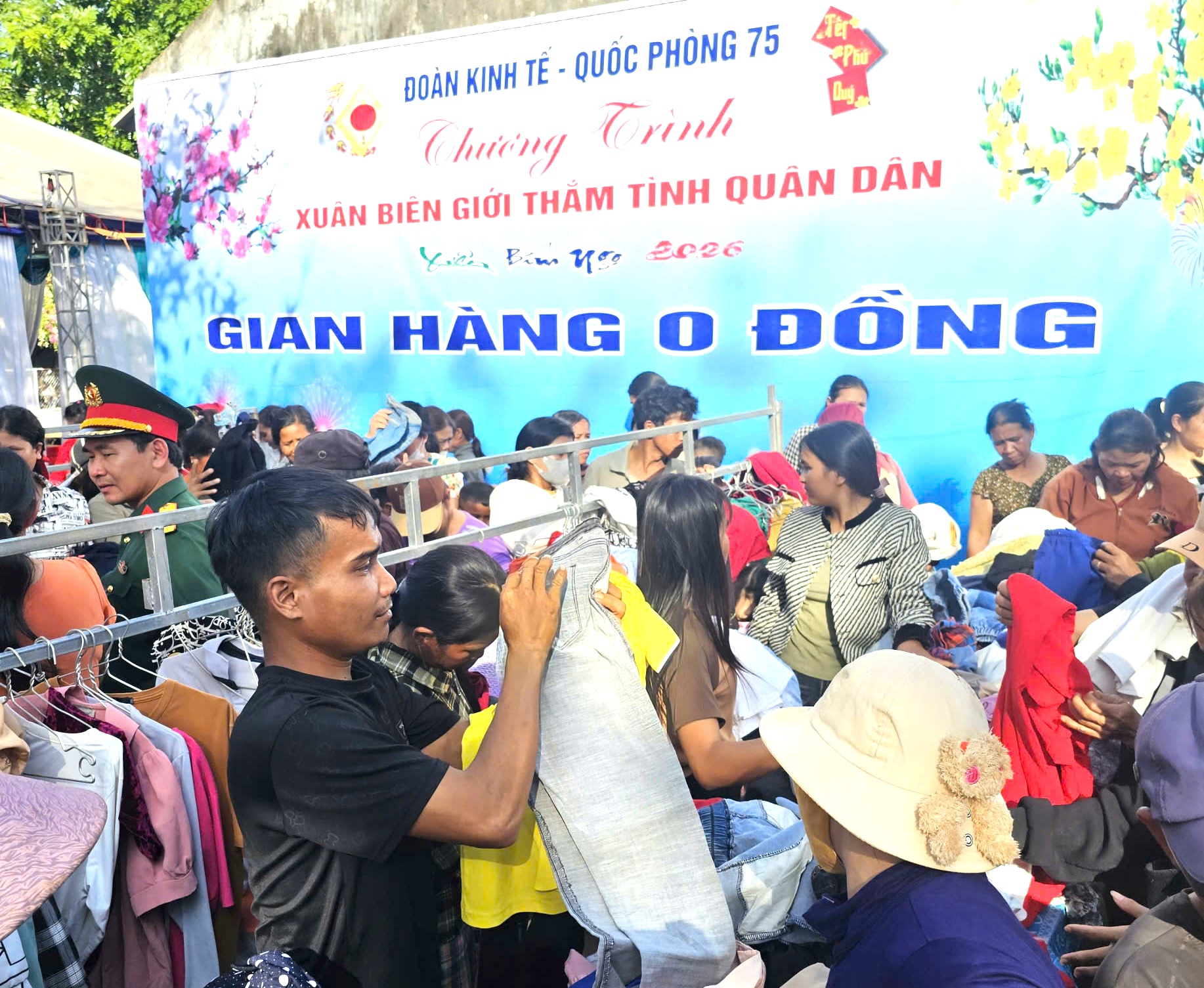 Xu&acirc;n bi&ecirc;n giới Ia O 2026: Mang Tết ấm &aacute;p đến đồng b&agrave;o v&ugrave;ng bi&ecirc;n - Ảnh 3.