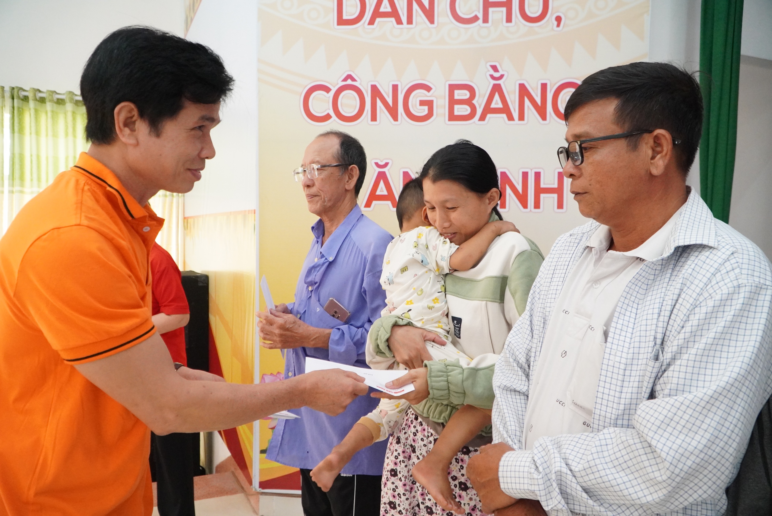 Báo Người Lao Động trao 114 suất quà Tết đến nạn nhân chất độc da cam 2 xã Bình Khánh và Cần Giờ - Ảnh 2.